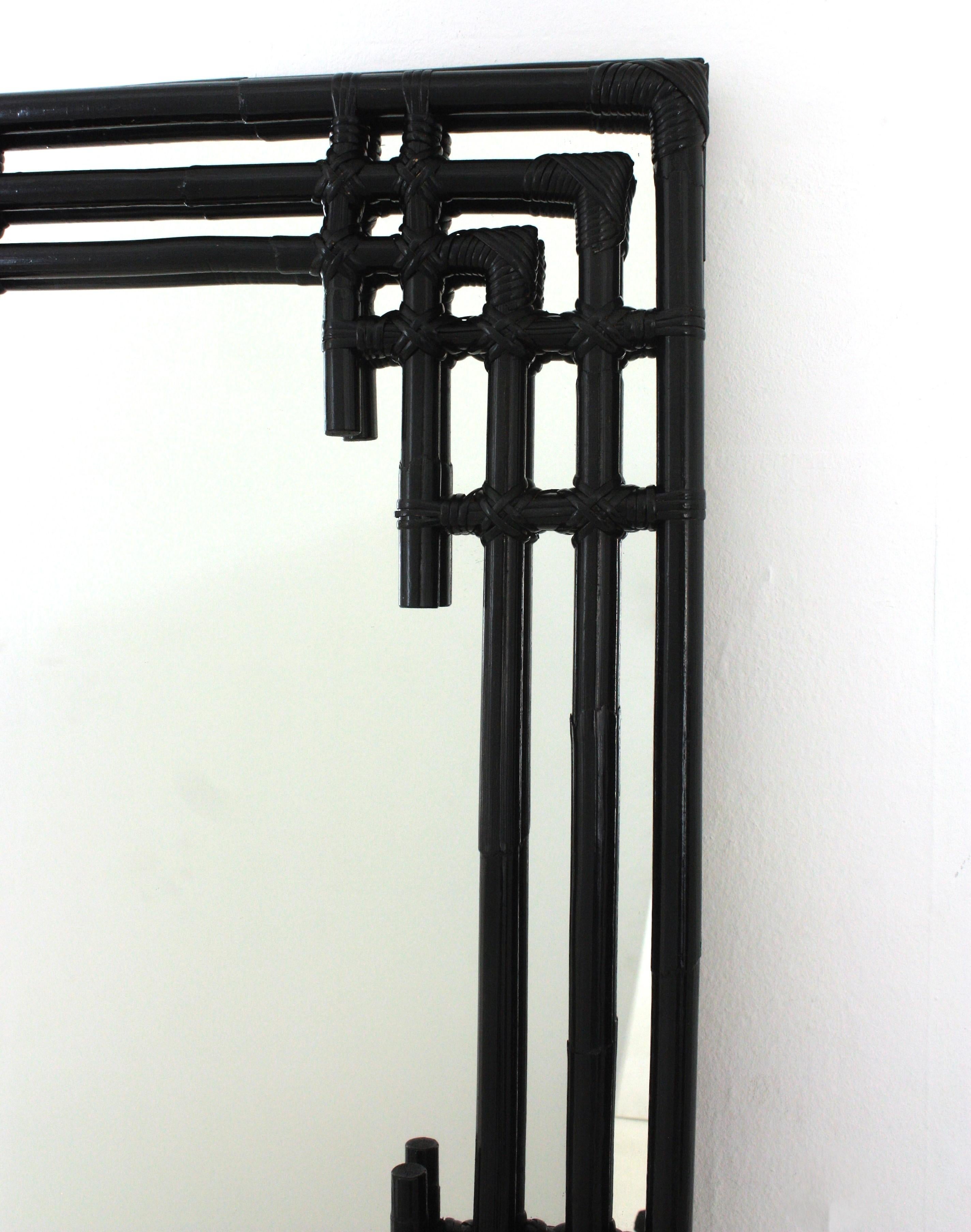 20ième siècle Grand miroir rectangulaire en rotin de bambou avec cadre géométrique peint en noir en vente