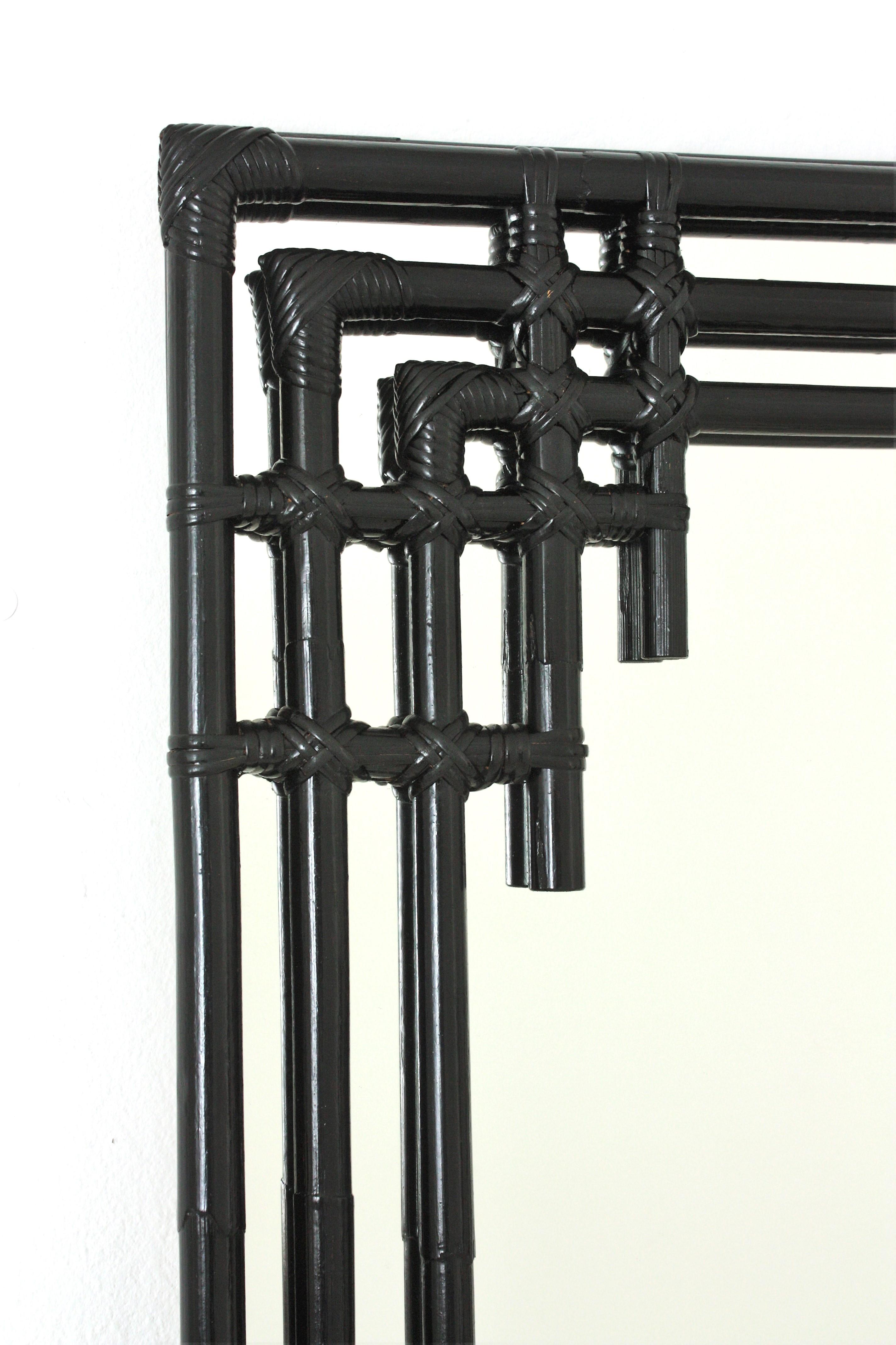 Großer rechteckiger Spiegel aus Bambus-Rattan mit geometrischem, schwarz lackiertem Rahmen im Angebot 1