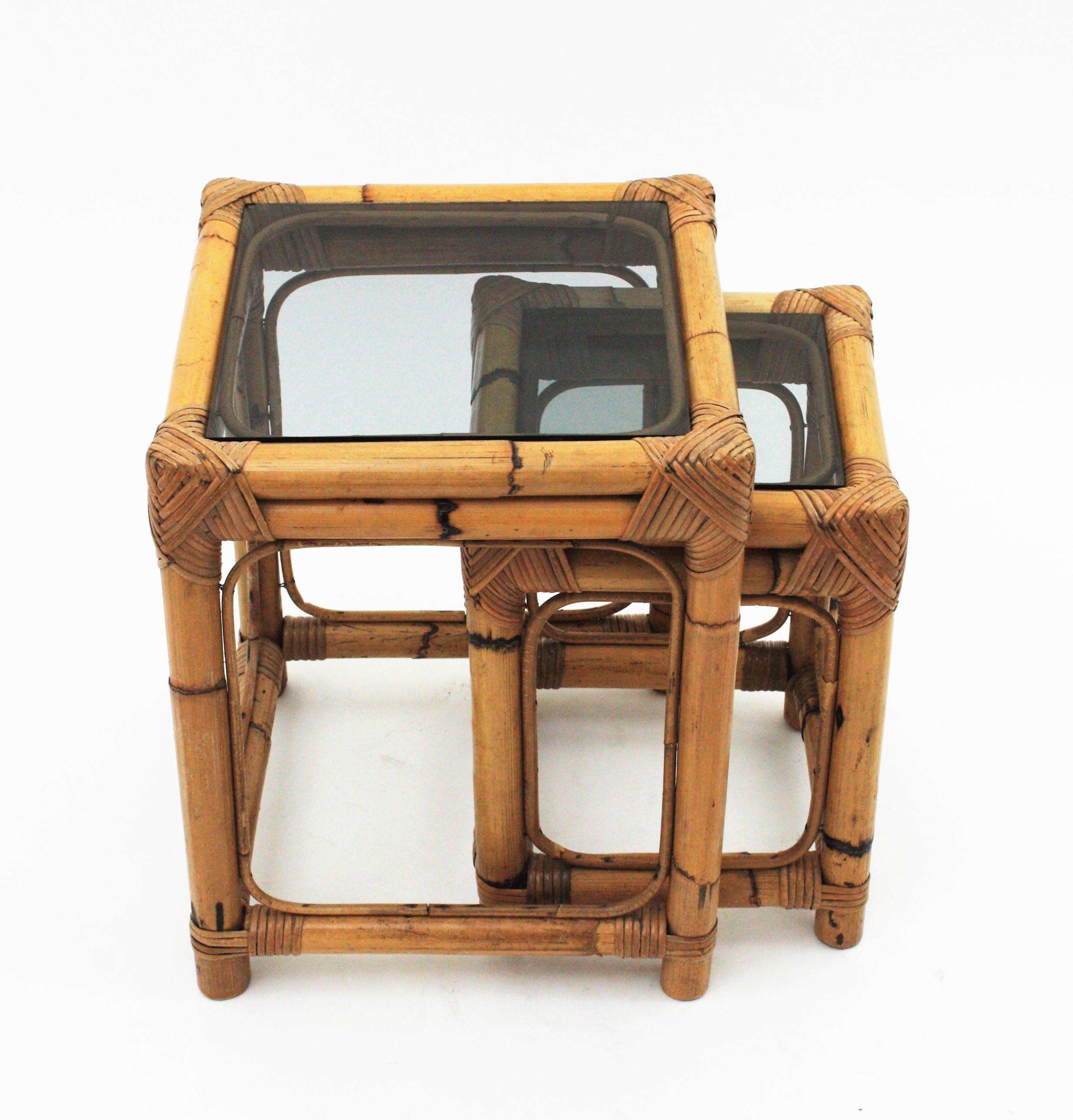 Ensemble de deux tables gigognes en bambou et verre fumé, Espagne, années 1960.
Magnifique pour être utilisé comme table d'appoint, table de chevet ou table d'extrémité. Ces tables gigognes ajouteront un accent frais et naturel à n'importe quel