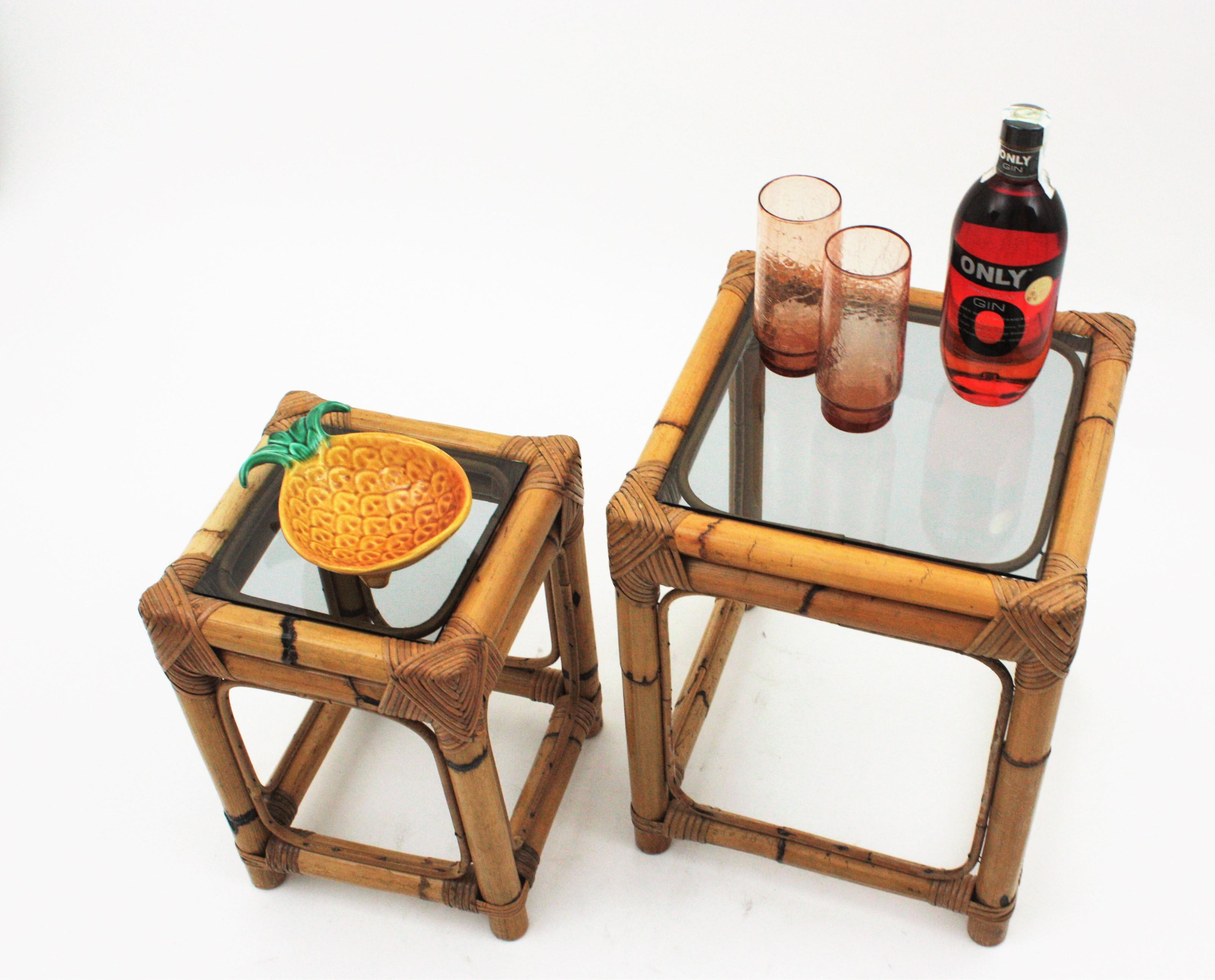 Tables gigognes en bambou et rotin avec plateau en verre fumé Bon état - En vente à Barcelona, ES