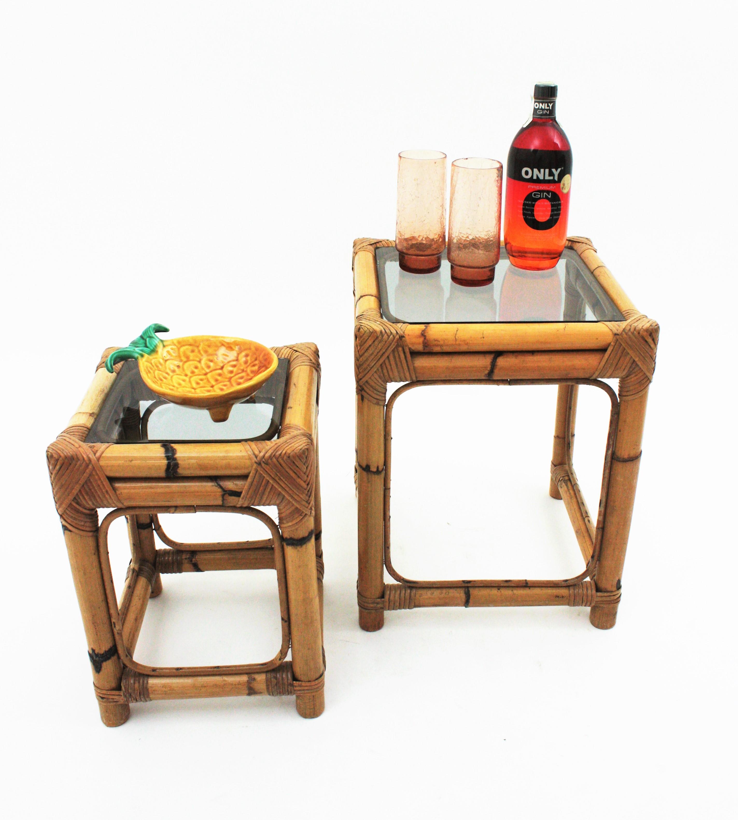 Tables gigognes en bambou et rotin avec plateau en verre fumé en vente 1