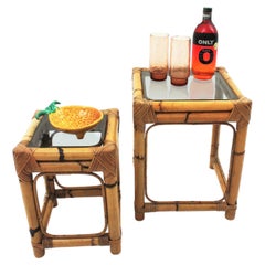 Lot de deux tables gigognes en bambou et rotin avec plateau en verre fumé