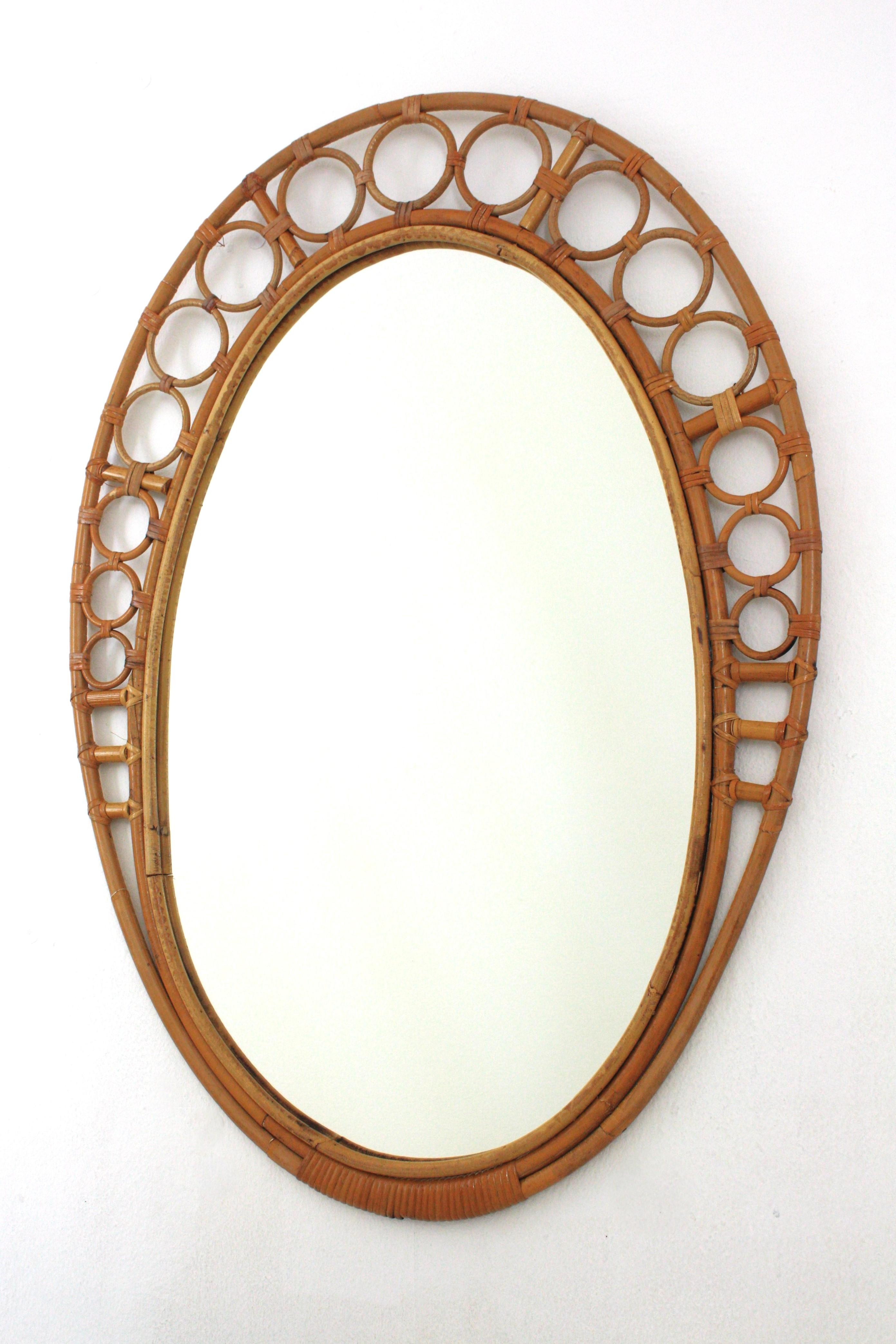 Ovaler Spiegel aus Bambus-Rattan mit Ringen im Rahmen, 1960er Jahre (Handgefertigt) im Angebot