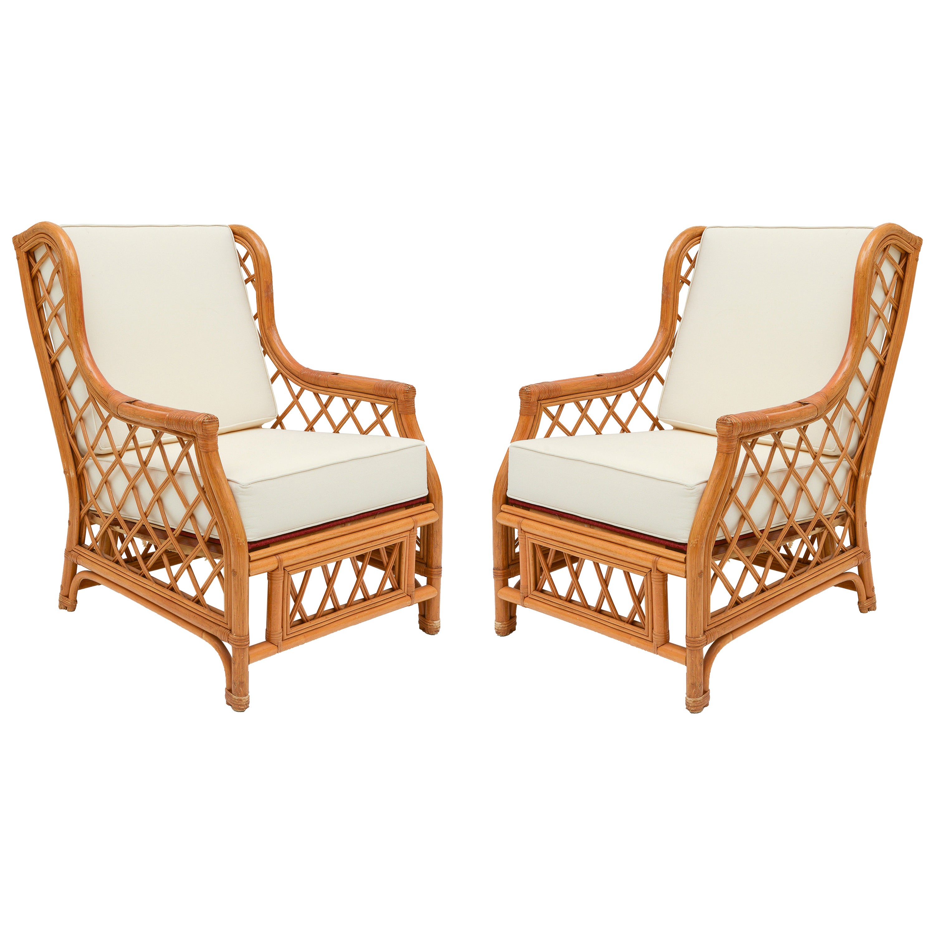 Bellissima coppia di sedie club vintage in rattan di bambù con cuscini bianchi di nuova fattura. Sedia di grandi dimensioni con incredibili dettagli in tutta la struttura. Francia.

Stessa epoca di: Charlotte Perriand, Jean Prouve, Pierre Pauline,