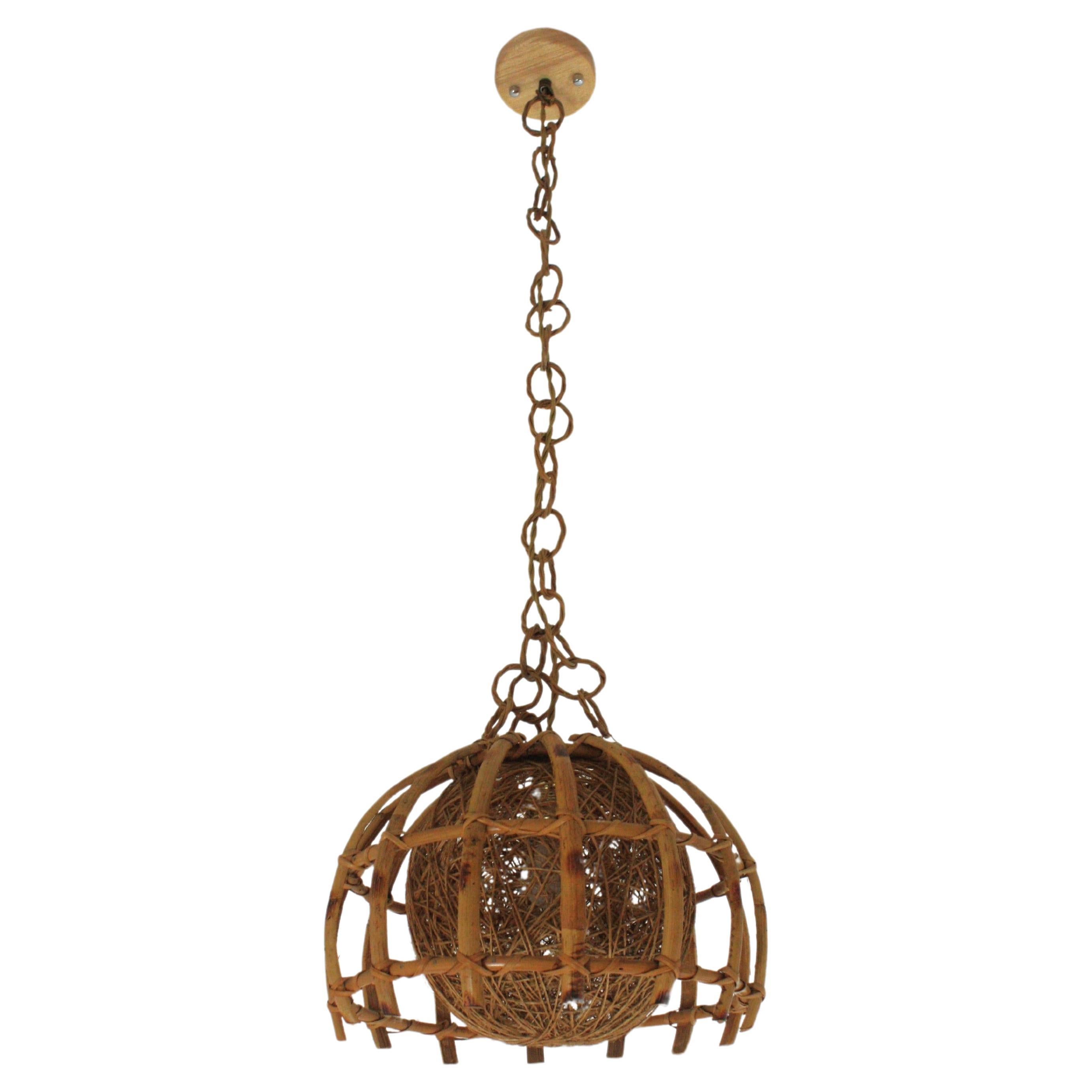 Mid-Century Modern gewebtes Seil und Bambus Pendelleuchte / Hängelampe. Spanien, 1960er Jahre.
Seltener Fund!
Diese schöne Hängelampe besteht aus einer Bambus-Rattan-Struktur mit vertikalen Stäben und einem kugelförmigen Lampenschirm aus