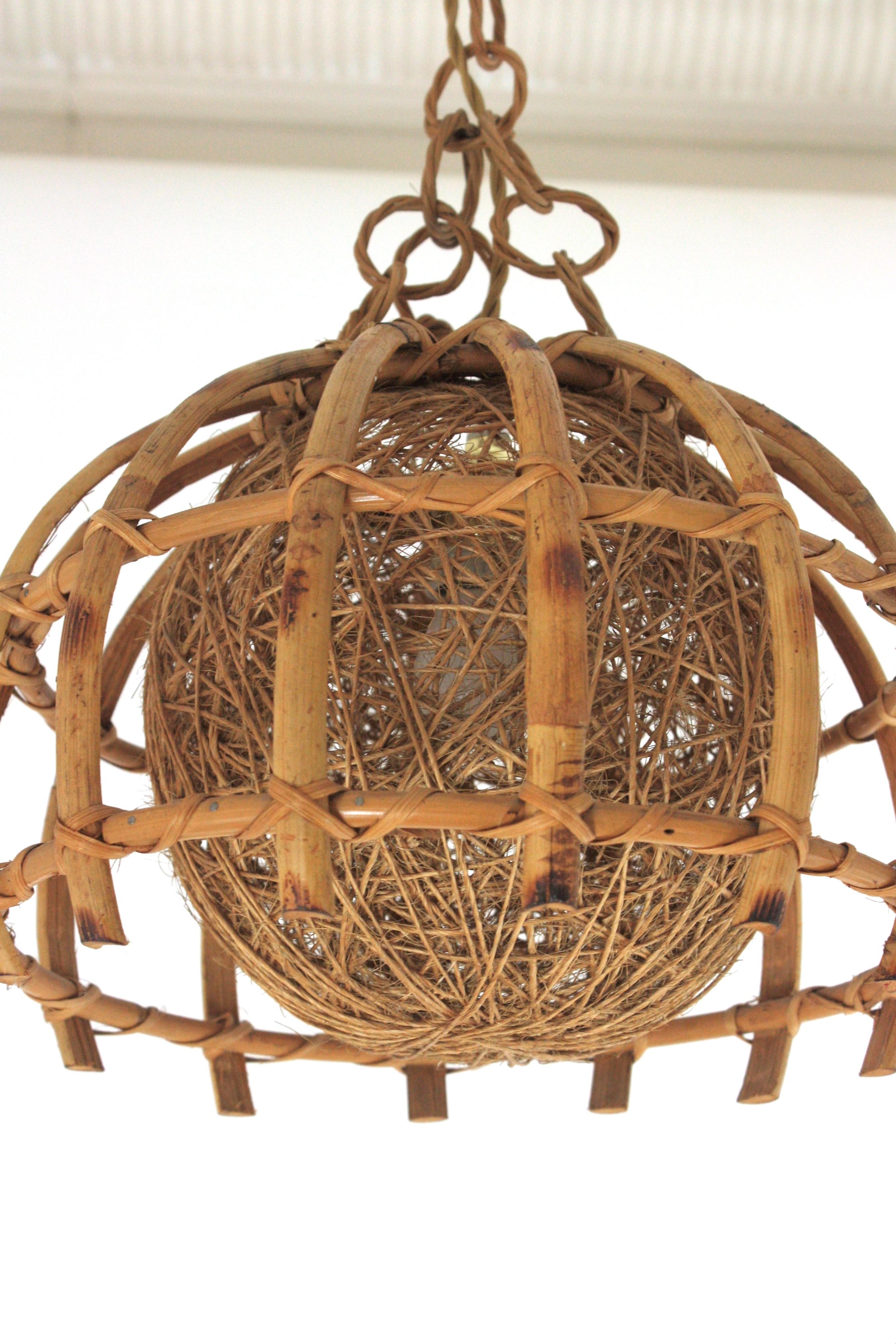 Bamboo Rattan Pendelleuchte mit geflochtenem Seil Globe Lighting Lampenschirm (Spanisch) im Angebot