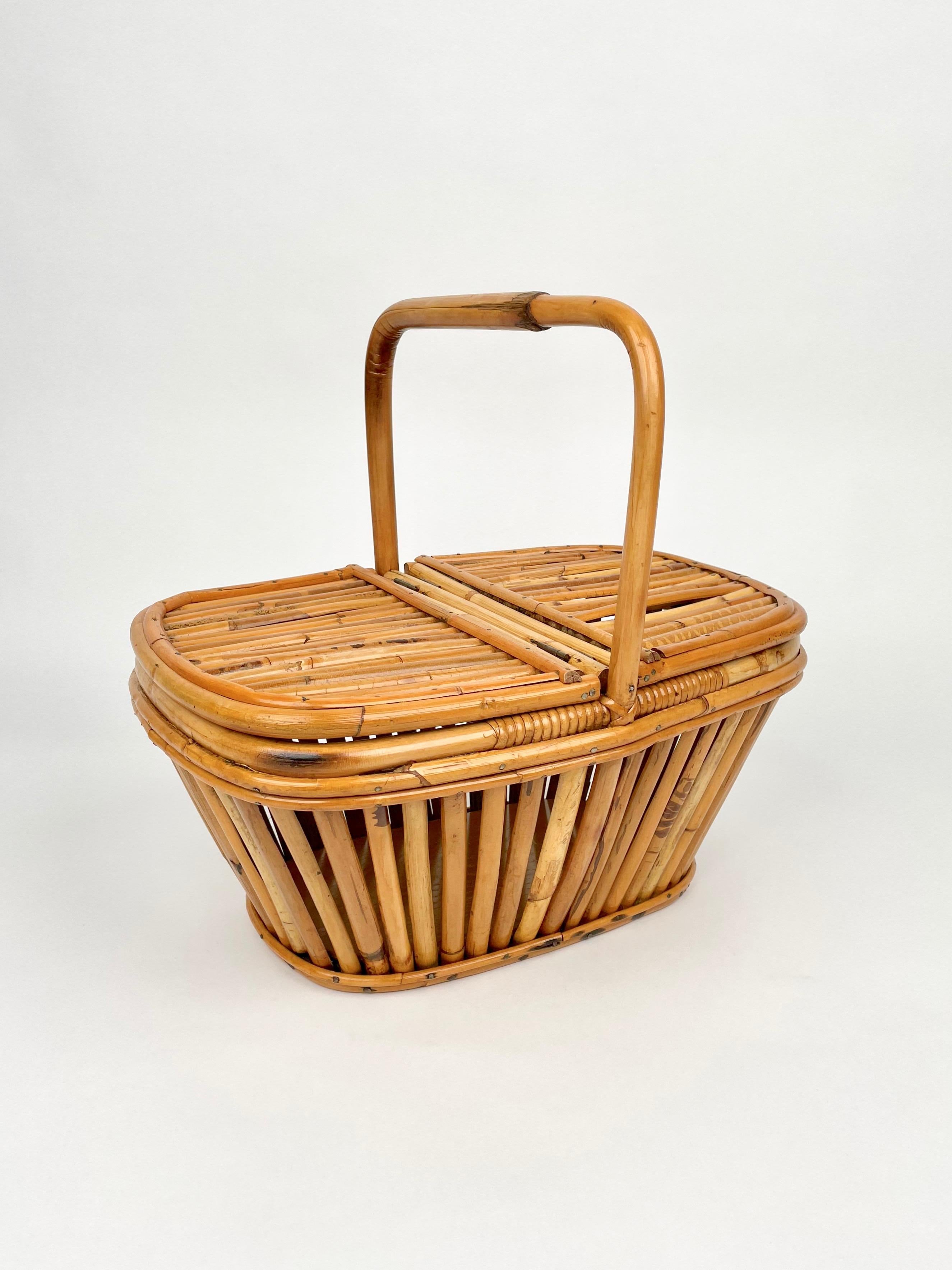 Picnic basket in bamboo and rattan with handle. Made in Italy in the 1960s.