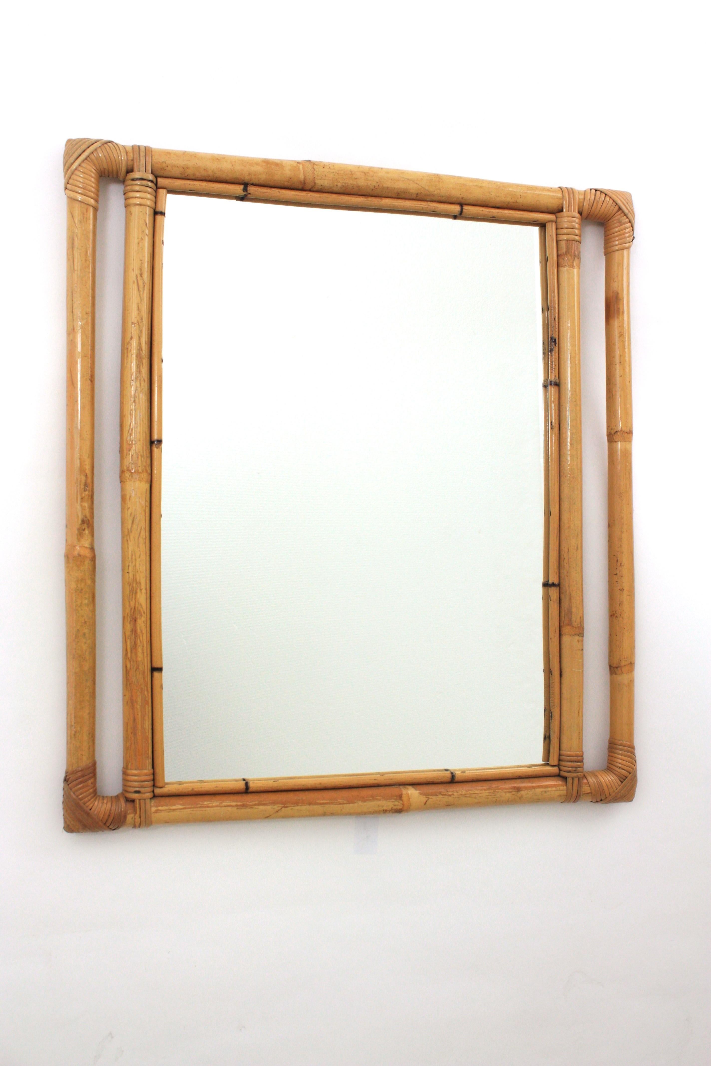 Magnifique miroir rectangulaire de style Tiki, fabriqué à la main avec de la canne de bambou. Espagne, années 1960.
Cadre très décoratif en bambou fabriqué à la main avec des formes géométriques, des accents orientaux et une grande surface