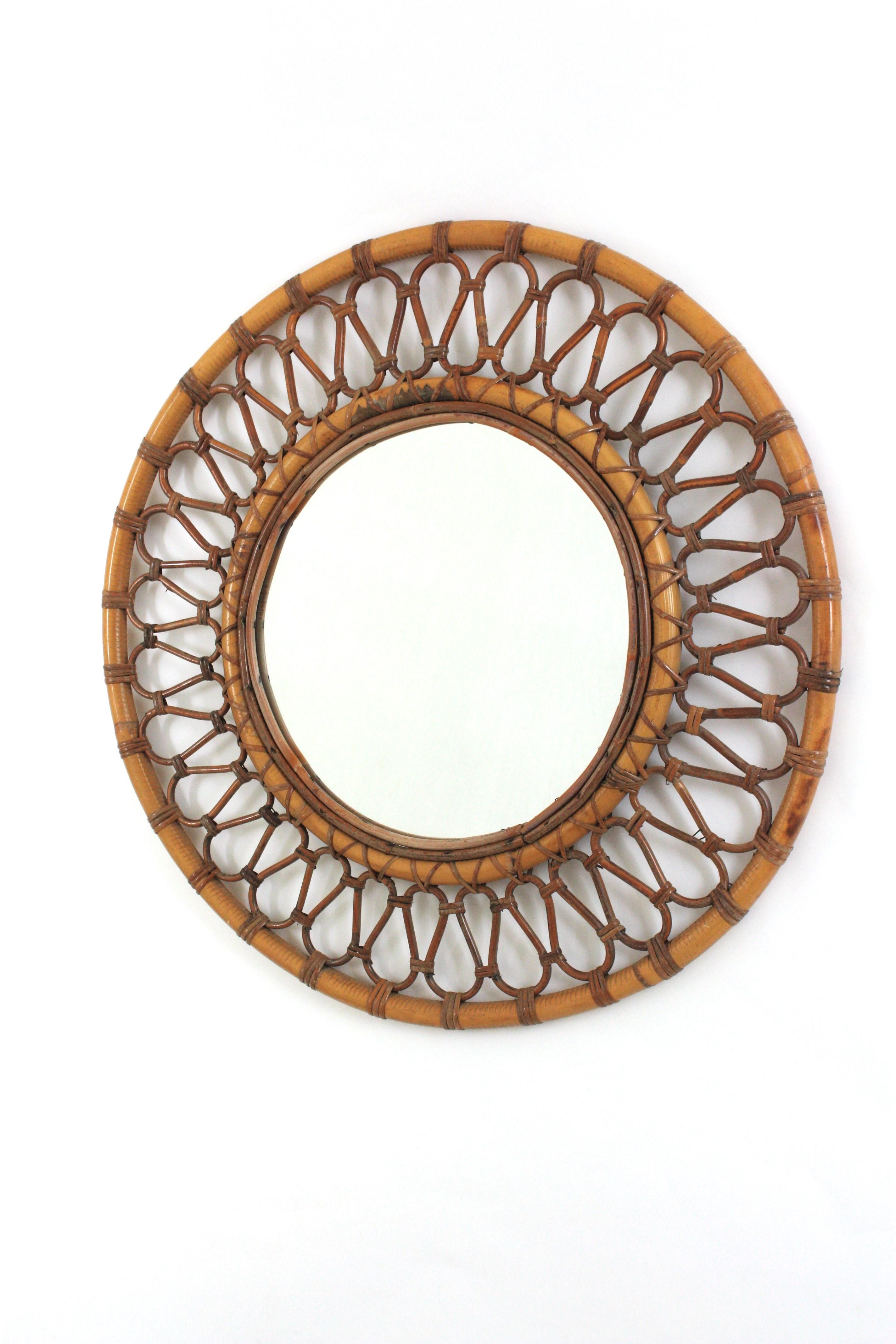 Specchio da parete rotondo in rattan di bambù, Spagna, anni '60 in vendita 2