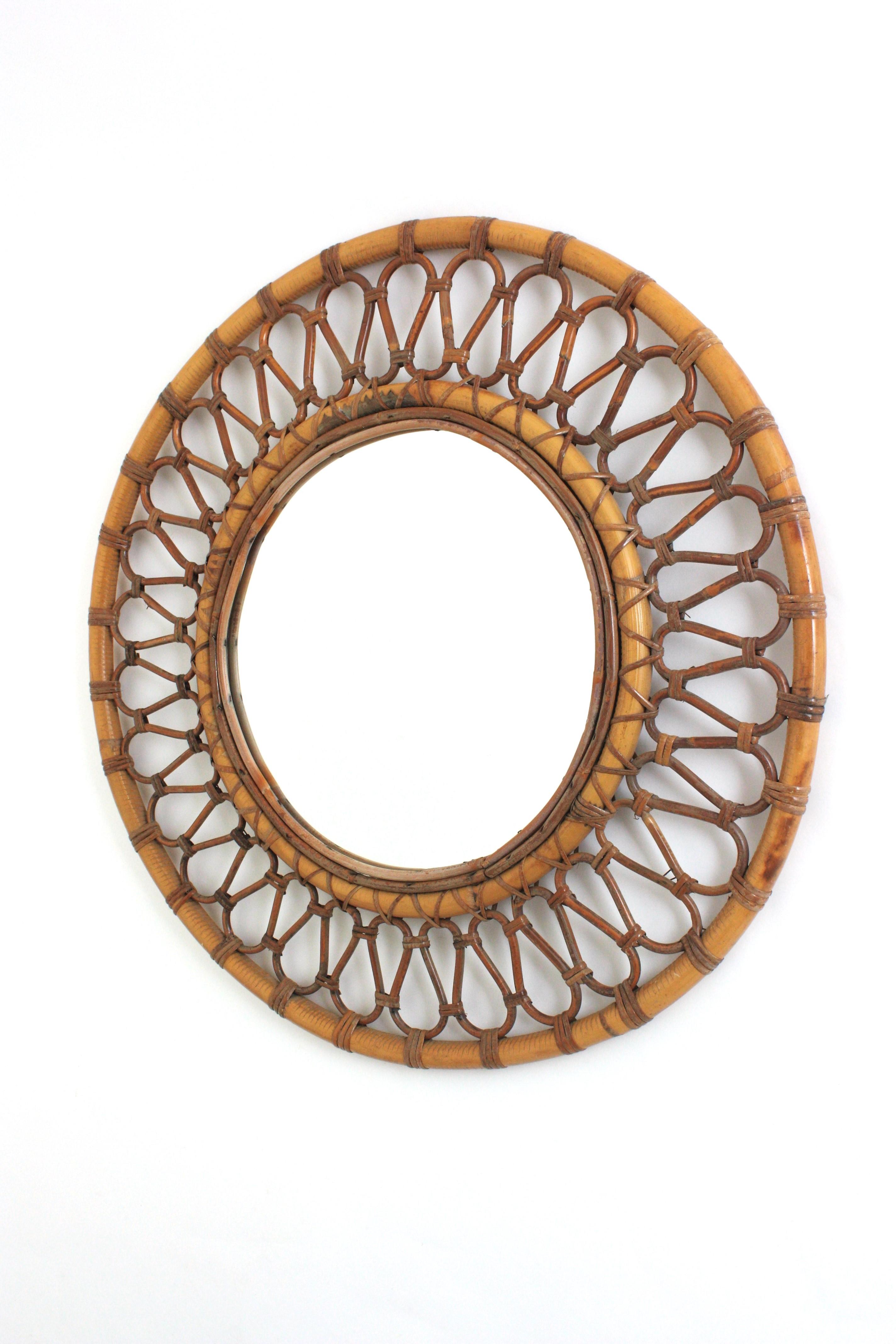 Specchio da parete rotondo in rattan di bambù, Spagna, anni '60 in vendita 3