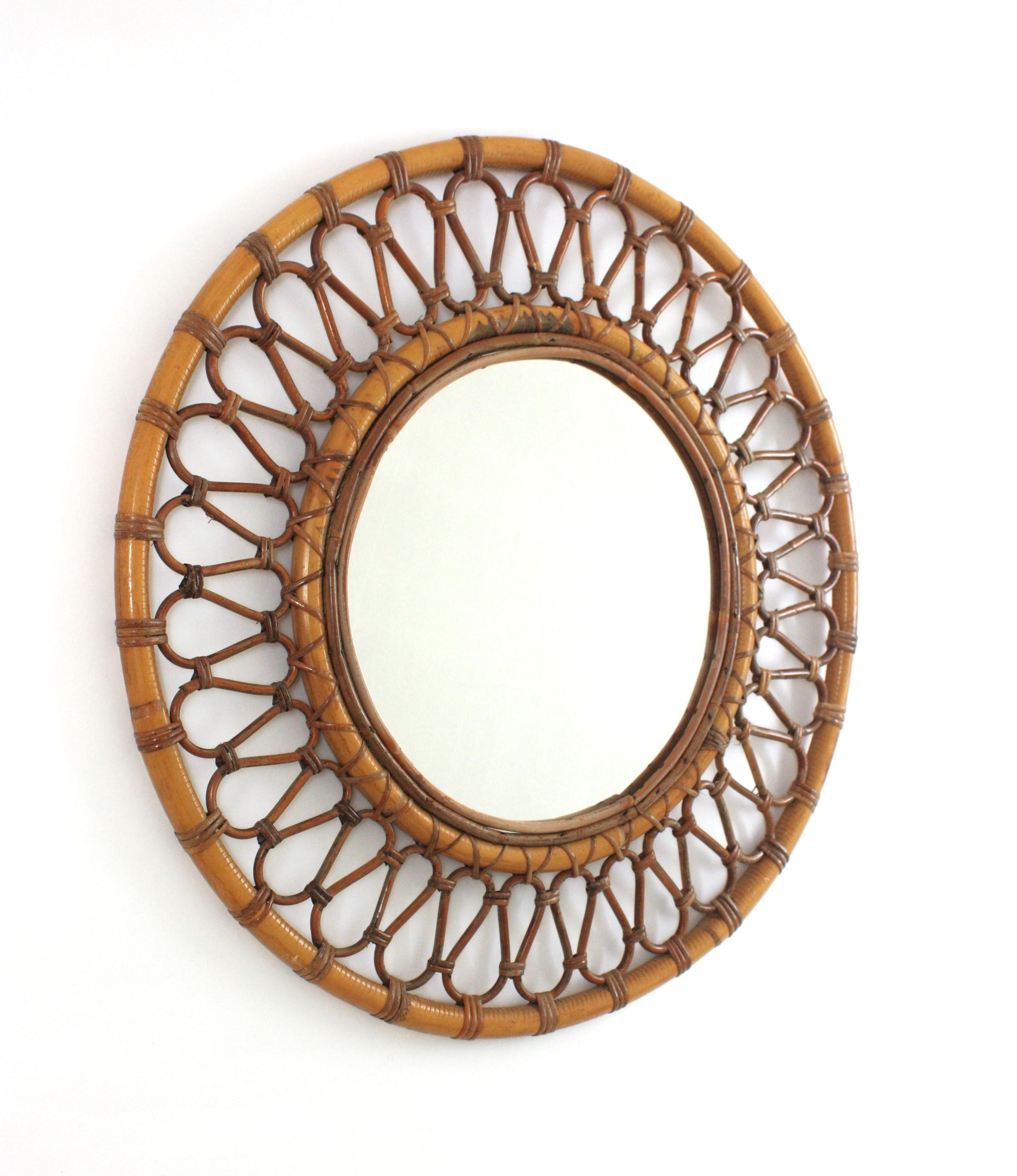 Mid-Century moderno Specchio da parete rotondo in rattan di bambù, Spagna, anni '60 in vendita