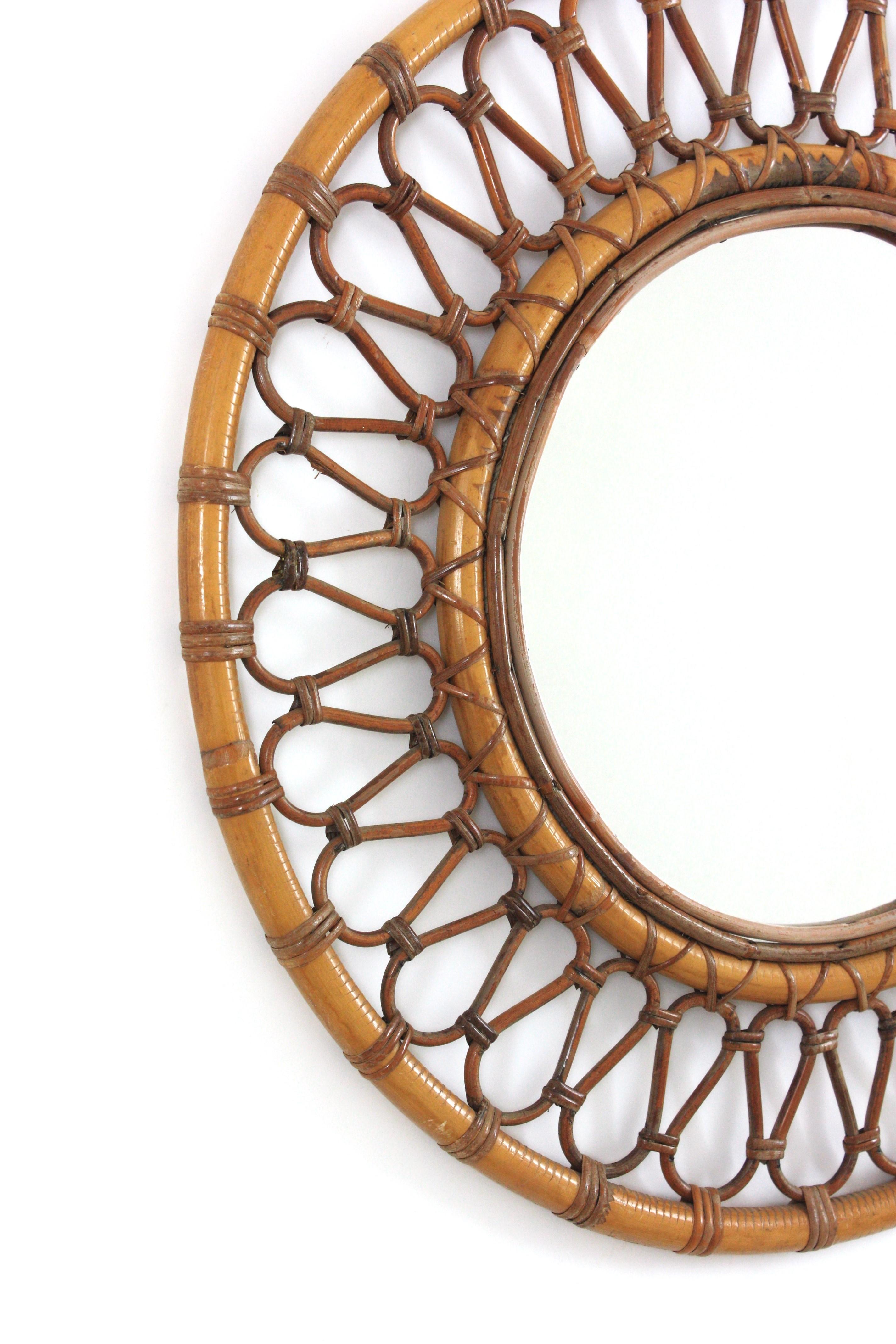 Spagnolo Specchio da parete rotondo in rattan di bambù, Spagna, anni '60 in vendita