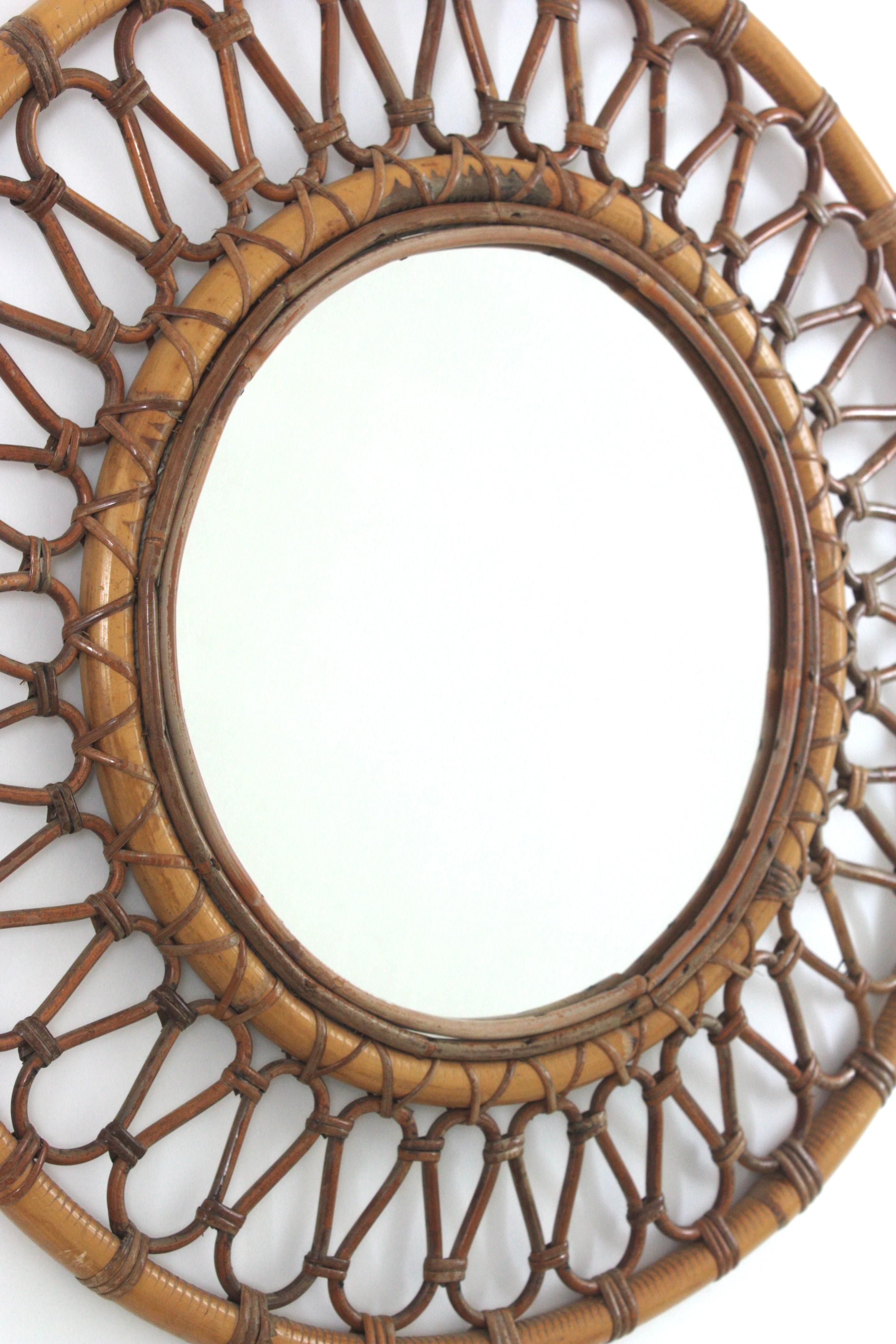 Fatto a mano Specchio da parete rotondo in rattan di bambù, Spagna, anni '60 in vendita