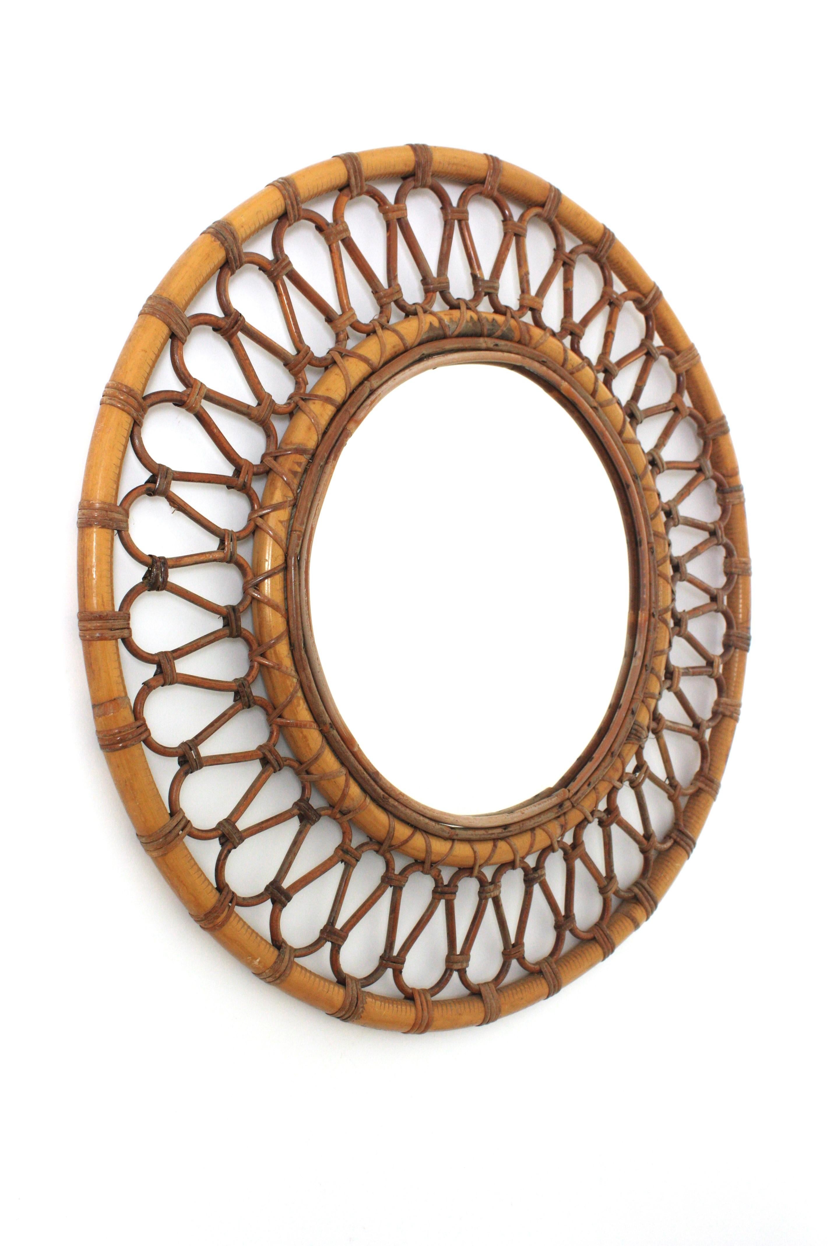 Specchio da parete rotondo in rattan di bambù, Spagna, anni '60 In condizioni buone in vendita a Barcelona, ES