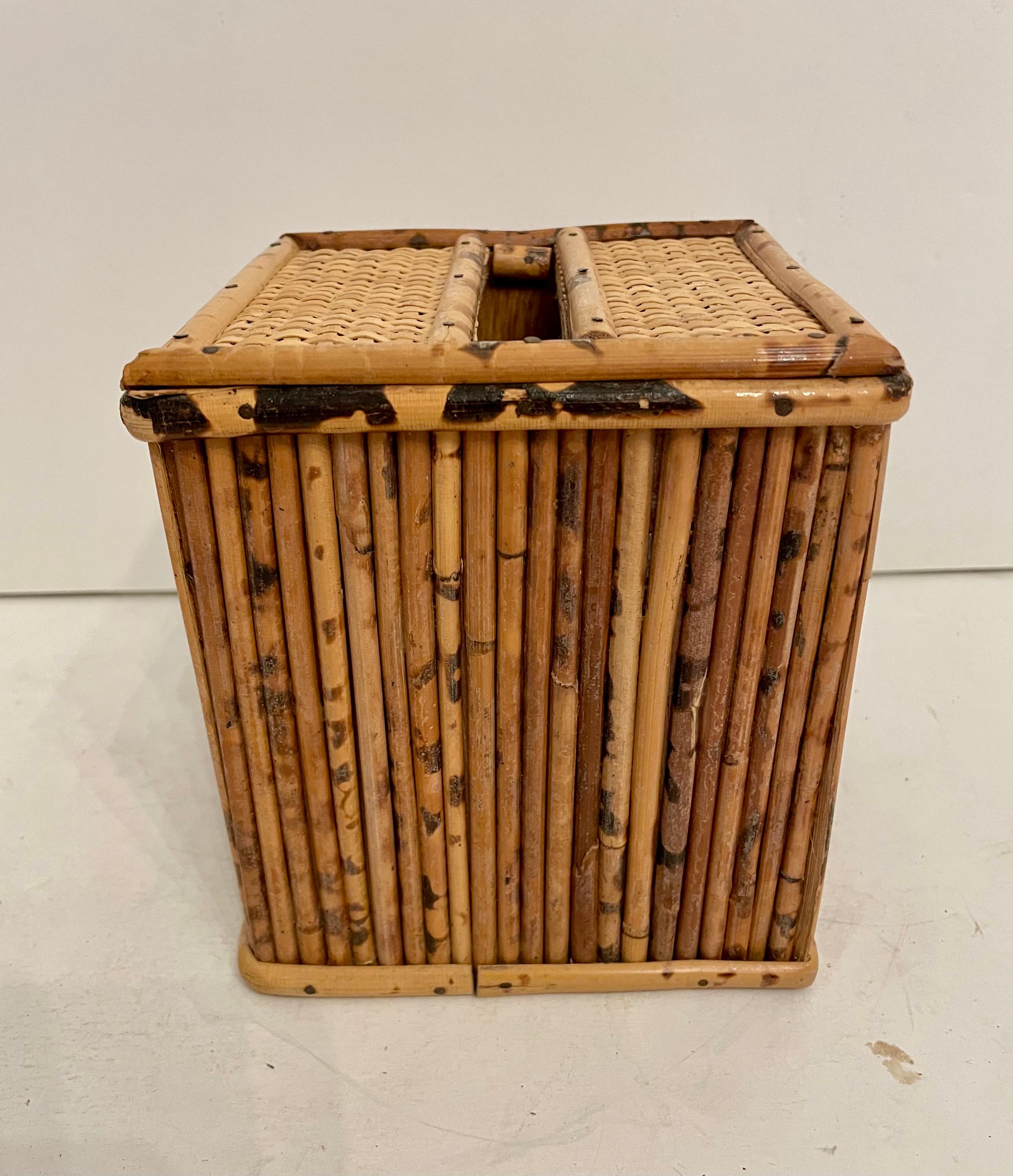 Coperchio o supporto per fazzoletti di carta in canna di bambù, anni '60-'70 circa. Prodotto a Hong Kong.  Buone condizioni generali. Contiene una scatola di carta tissue quadrata standard