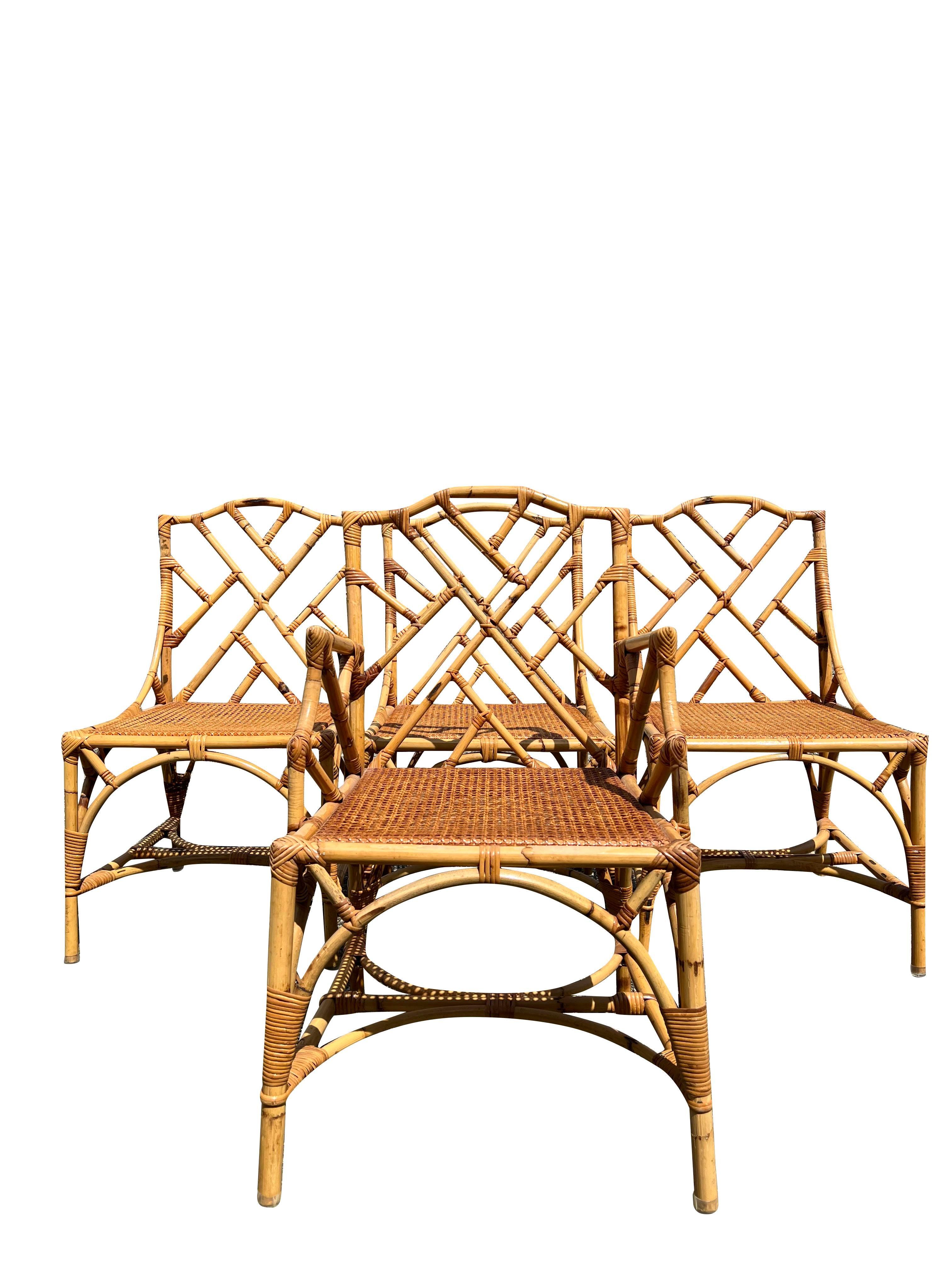 Chaises vintage en rotin de bambou avec assise en canne dans le style Chippendale.

Ajoutez une touche de bohème côtière chic à votre maison avec ce superbe ensemble de chaises vintage en rotin de bambou. Cet ensemble élégant et confortable présente