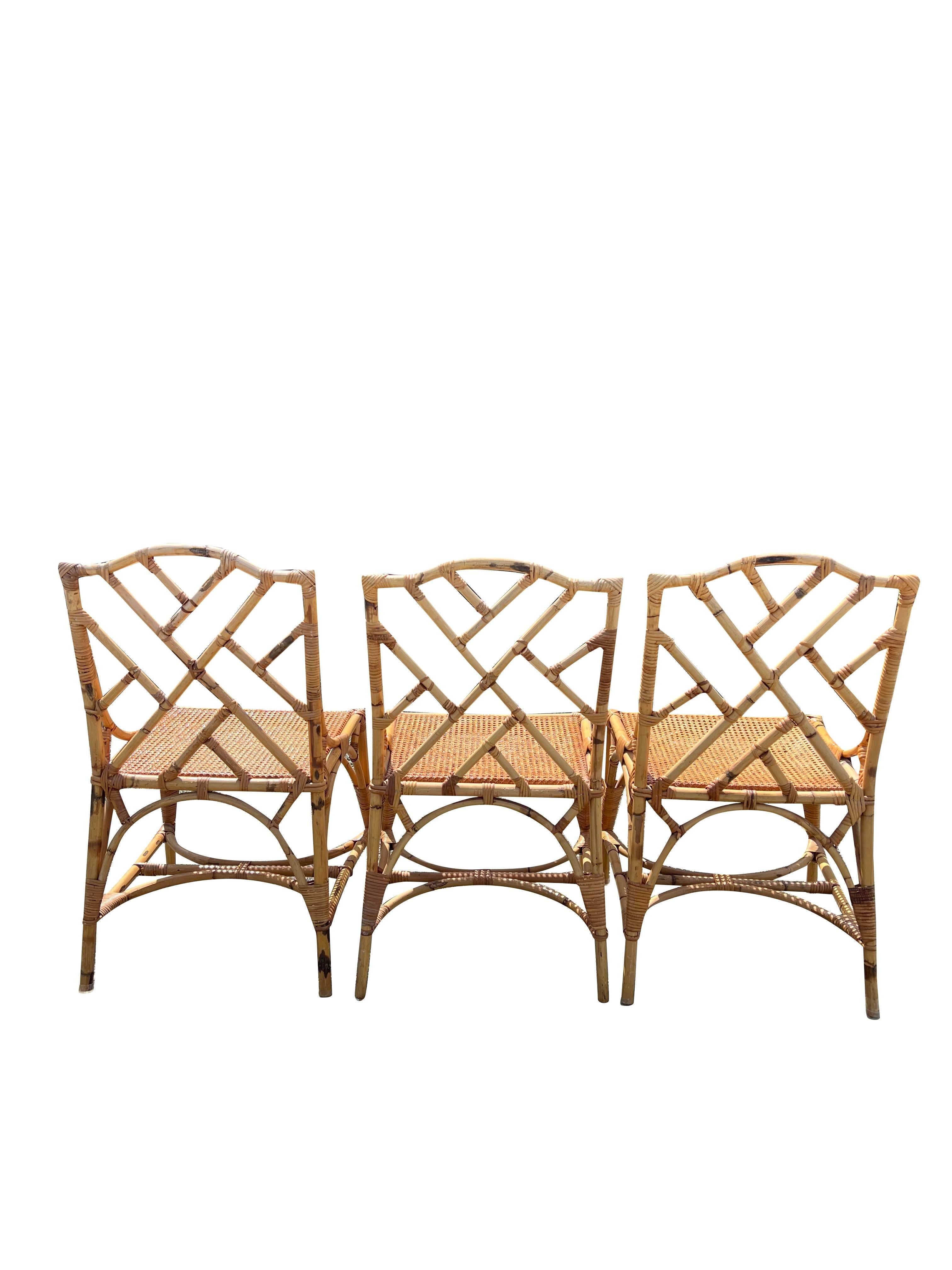 Chaises en osier de bambou et rotin avec assise en rotin de style Chippendale - Lot de 4 Bon état - En vente à Saddle River, NJ