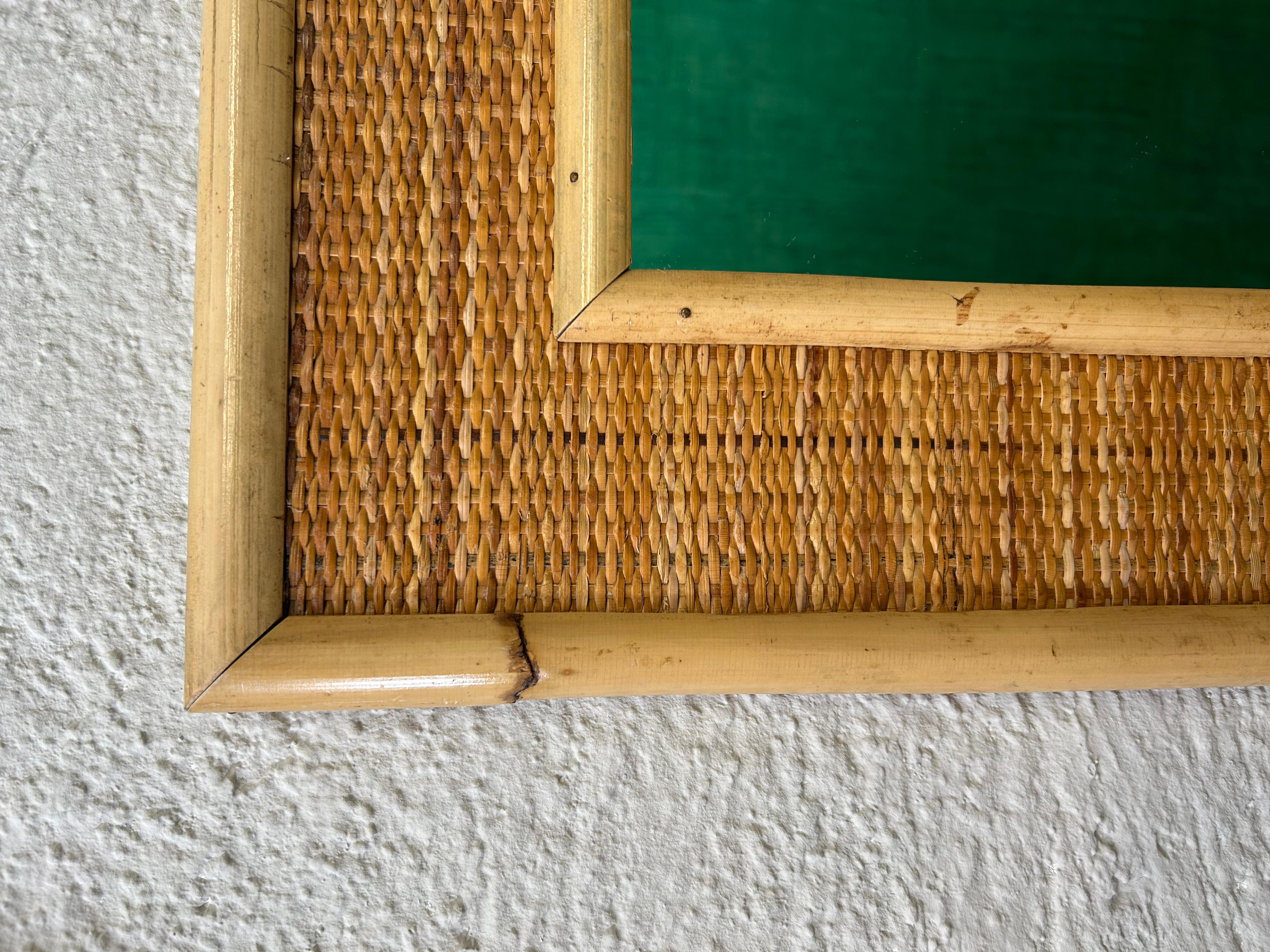 Consulta il nostro negozio per i mobili coordinati Dal Vera!

Questo specchio da parete in bambù e vimini, moderno e di metà secolo, aggiunge un tocco di riviera italiana a qualsiasi spazio abitativo!

Realizzato probabilmente a mano dalla più