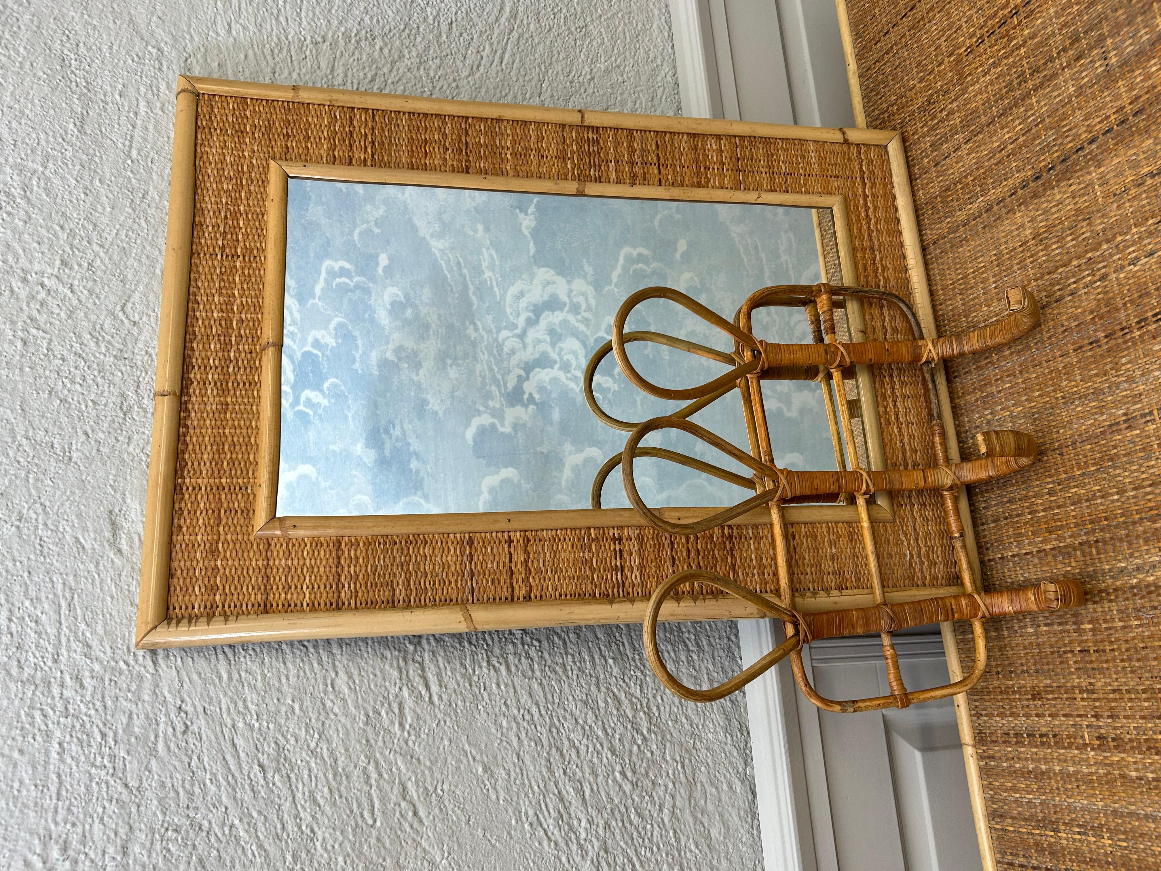 Italiano Specchio da parete in vimini di bambù e rattan, attr. a Dal Vera, Italia, anni '70 in vendita