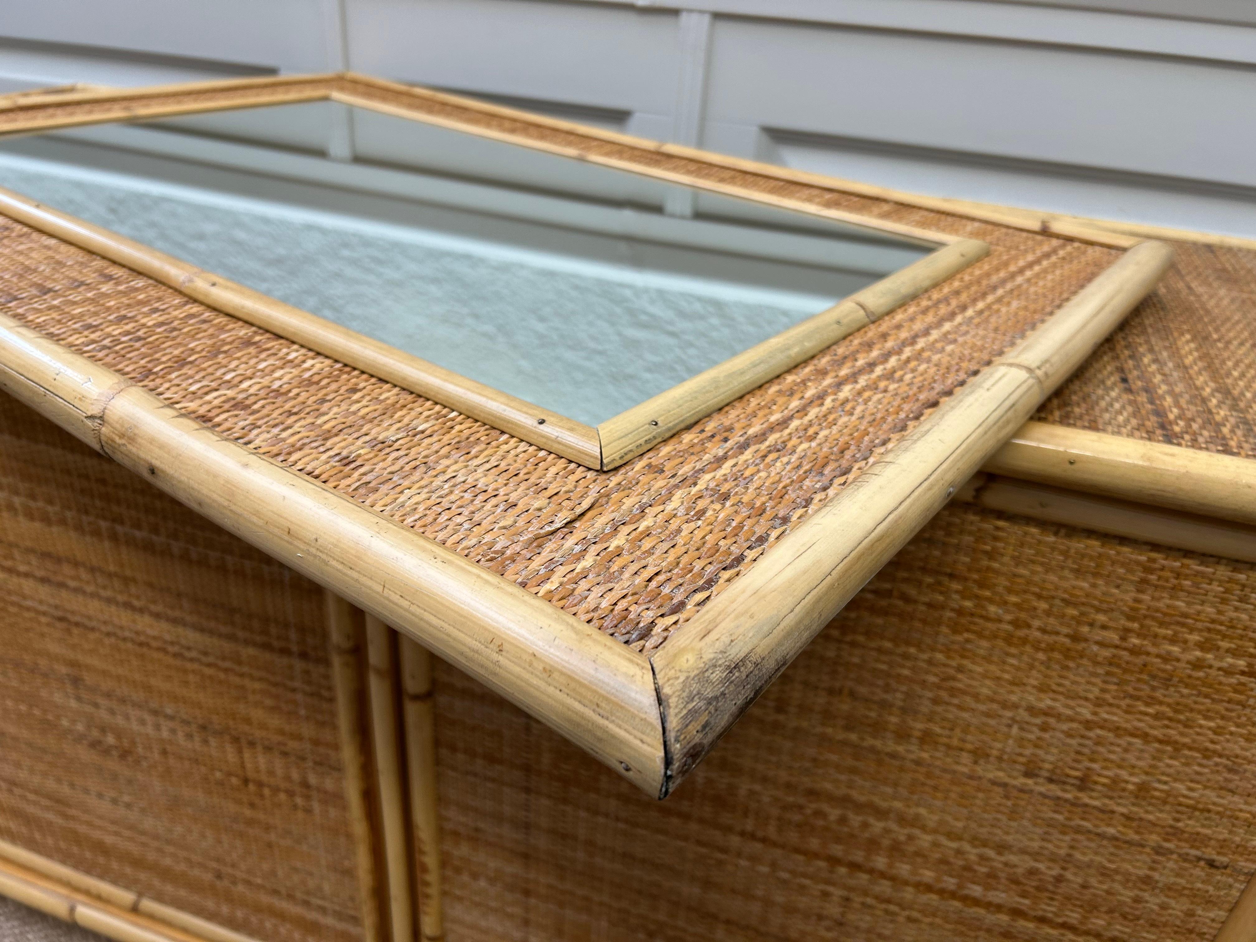 Specchio da parete in vimini di bambù e rattan, attr. a Dal Vera, Italia, anni '70 In condizioni buone in vendita a Cork, IE