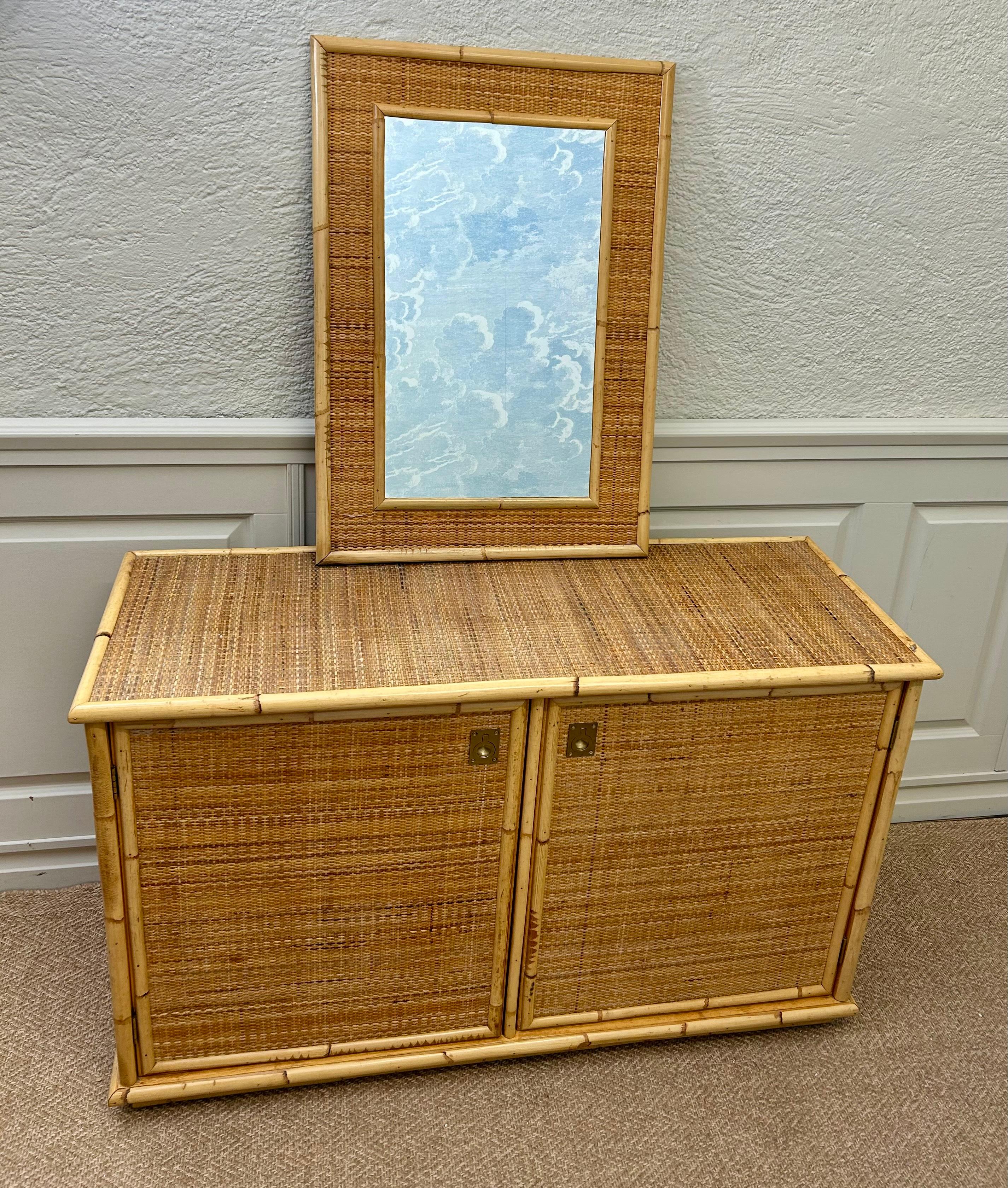 Fine XX secolo Specchio da parete in vimini di bambù e rattan, attr. a Dal Vera, Italia, anni '70 in vendita