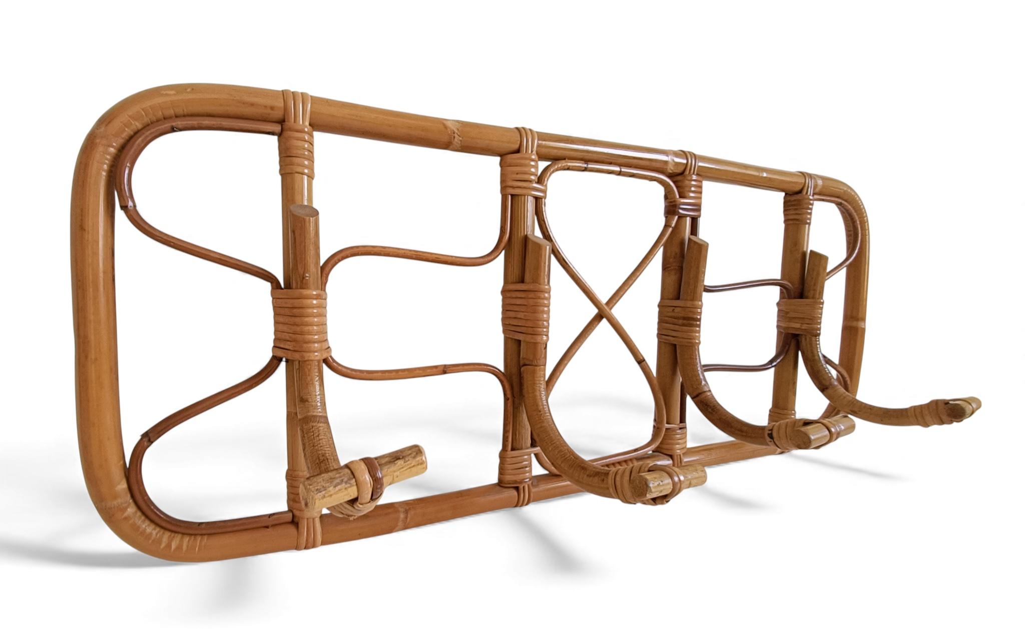 Precioso perchero extragrande de bambú y ratán - Estilo Riviera Francesa de mediados de siglo, Italia, años 60

Un llamativo perchero extragrande de bambú y ratán con cuatro ganchos, fabricado en Italia hacia la década de 1960. Refleja