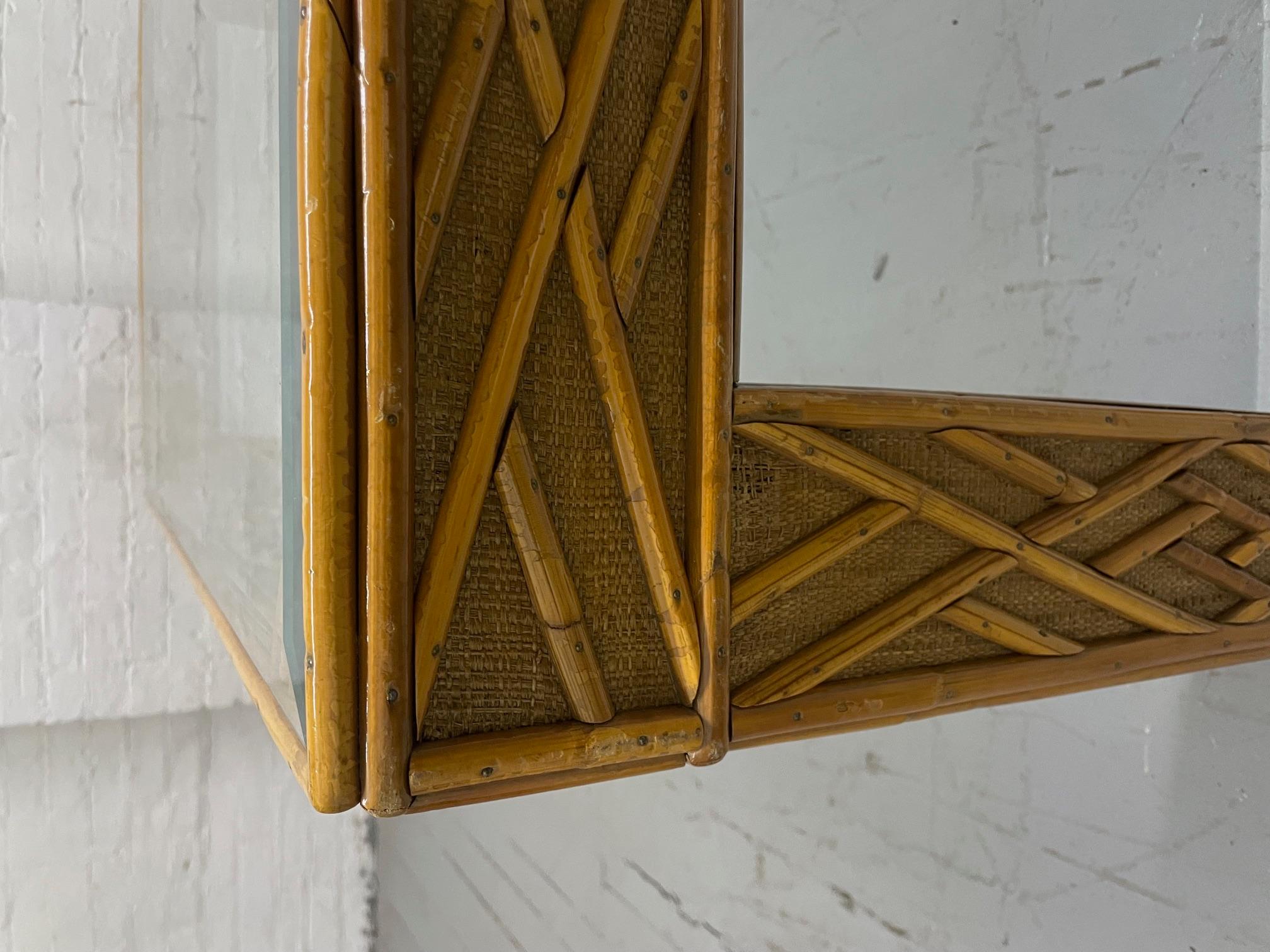 Grande table basse en rotin et bambou. 
