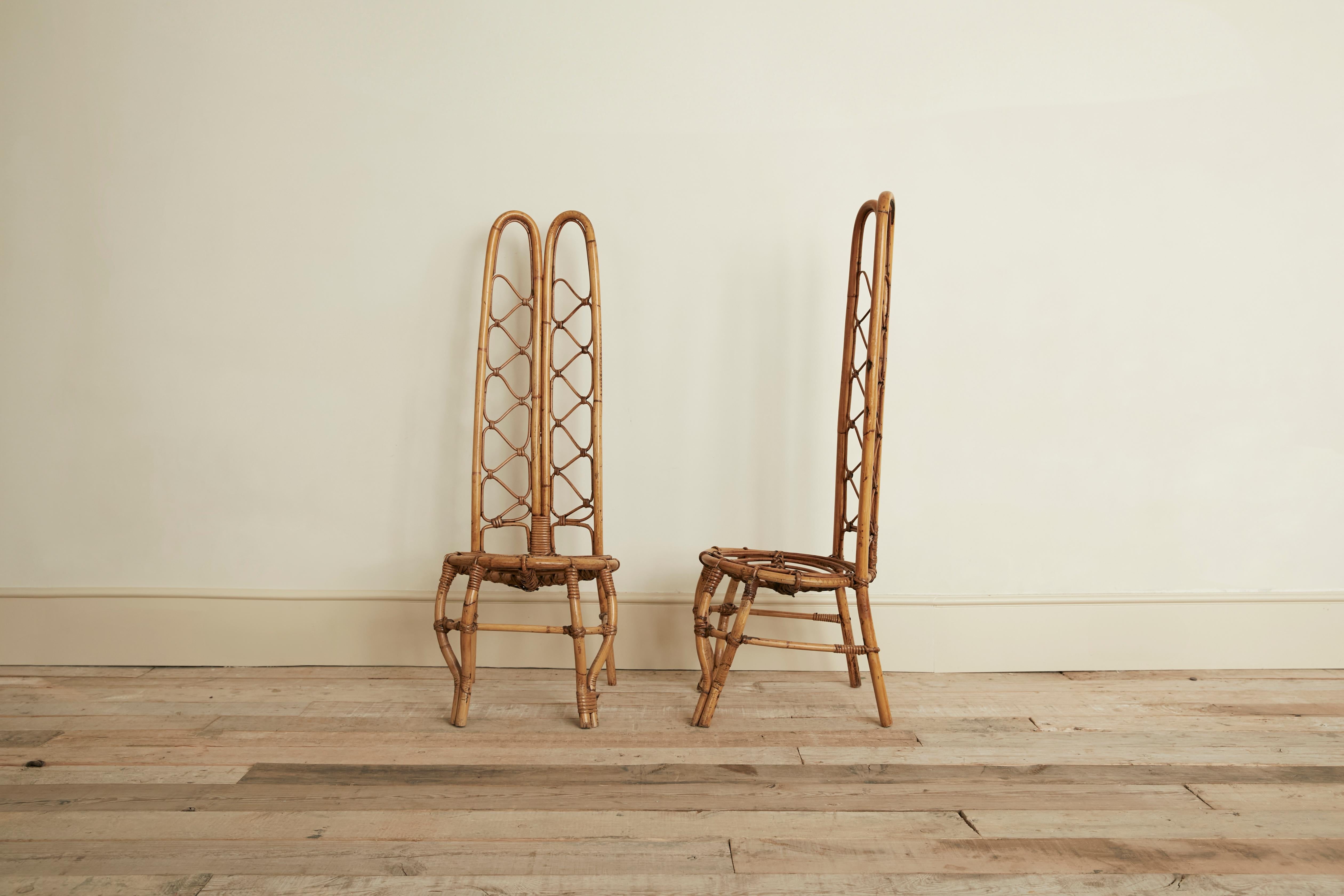 
Paire de chaises en bambou d'après les dessins de Dirk Van/Onecht pour Rohe Noordwolde, avec dossier en double arc et assise arrondie en bambou et rotin. France