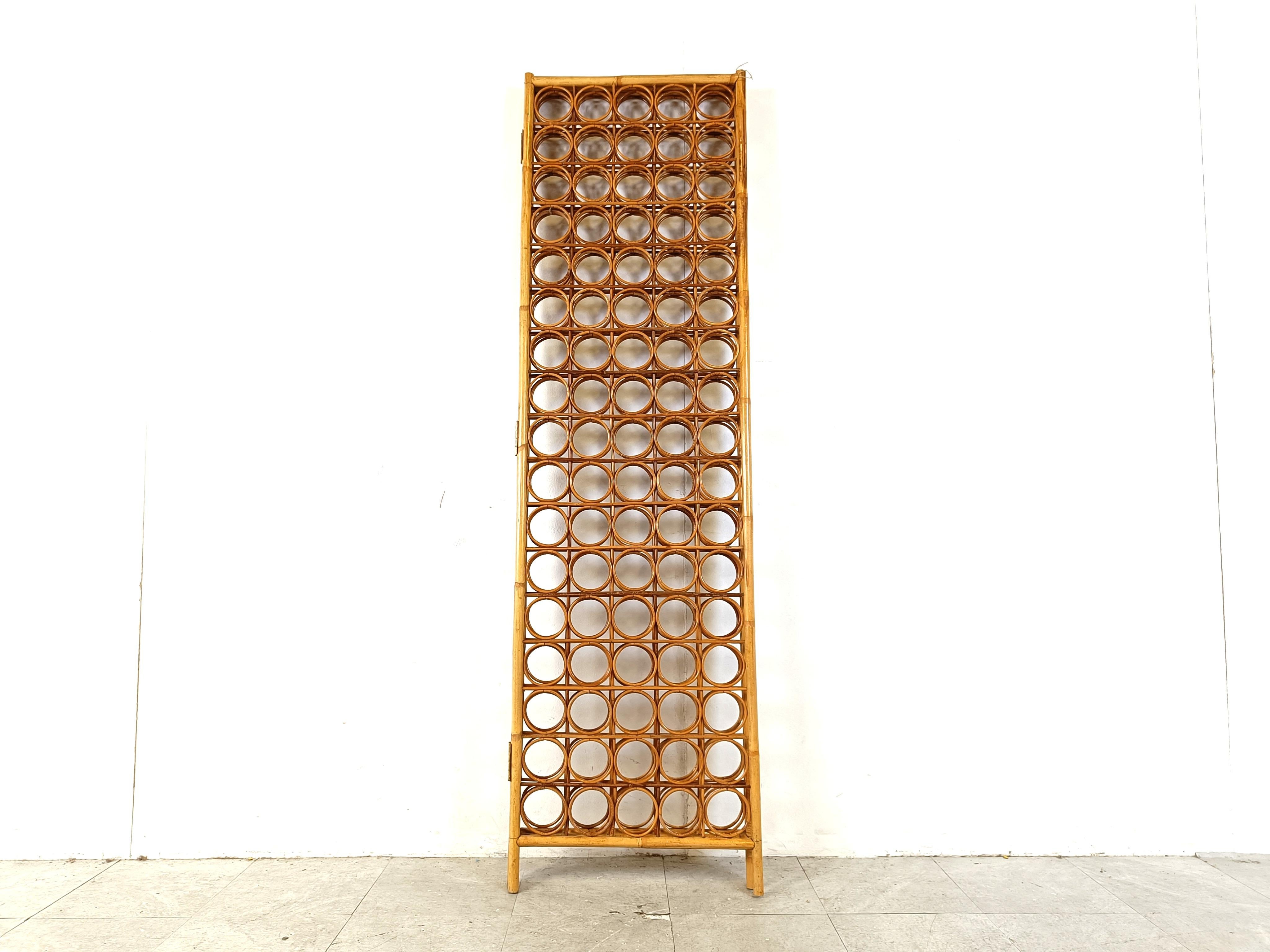 Bamboo folding screen/room divider.

3 screen folding paravent with bamboo circles.

Good condition

1970s 

Height: 180cm
Width 155cm

Ref.: 107380
