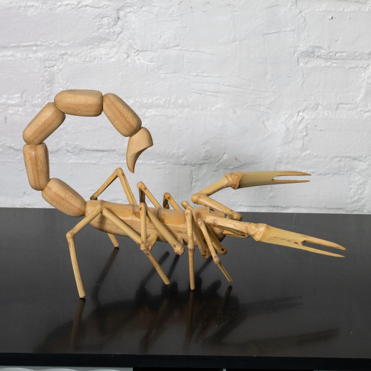 Escultura escorpión de bambú de Edmundo Furukawa.