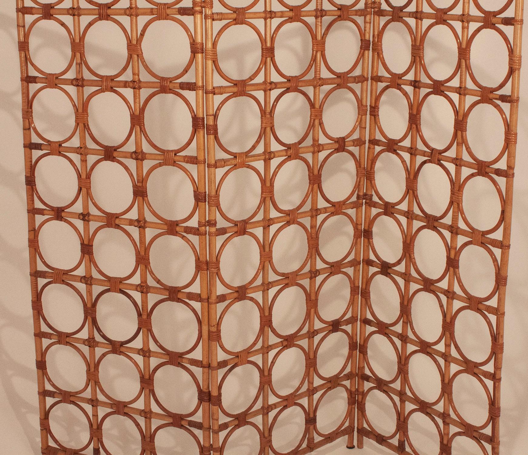 Bamboo screen, Room divider . Circa 1970. Spain.
There is nothing metal, the same bamboo acts as a hinge.
It is in very good condition .
This type of material was widely used in the decoration of the 1970's.
This one particularly has a very