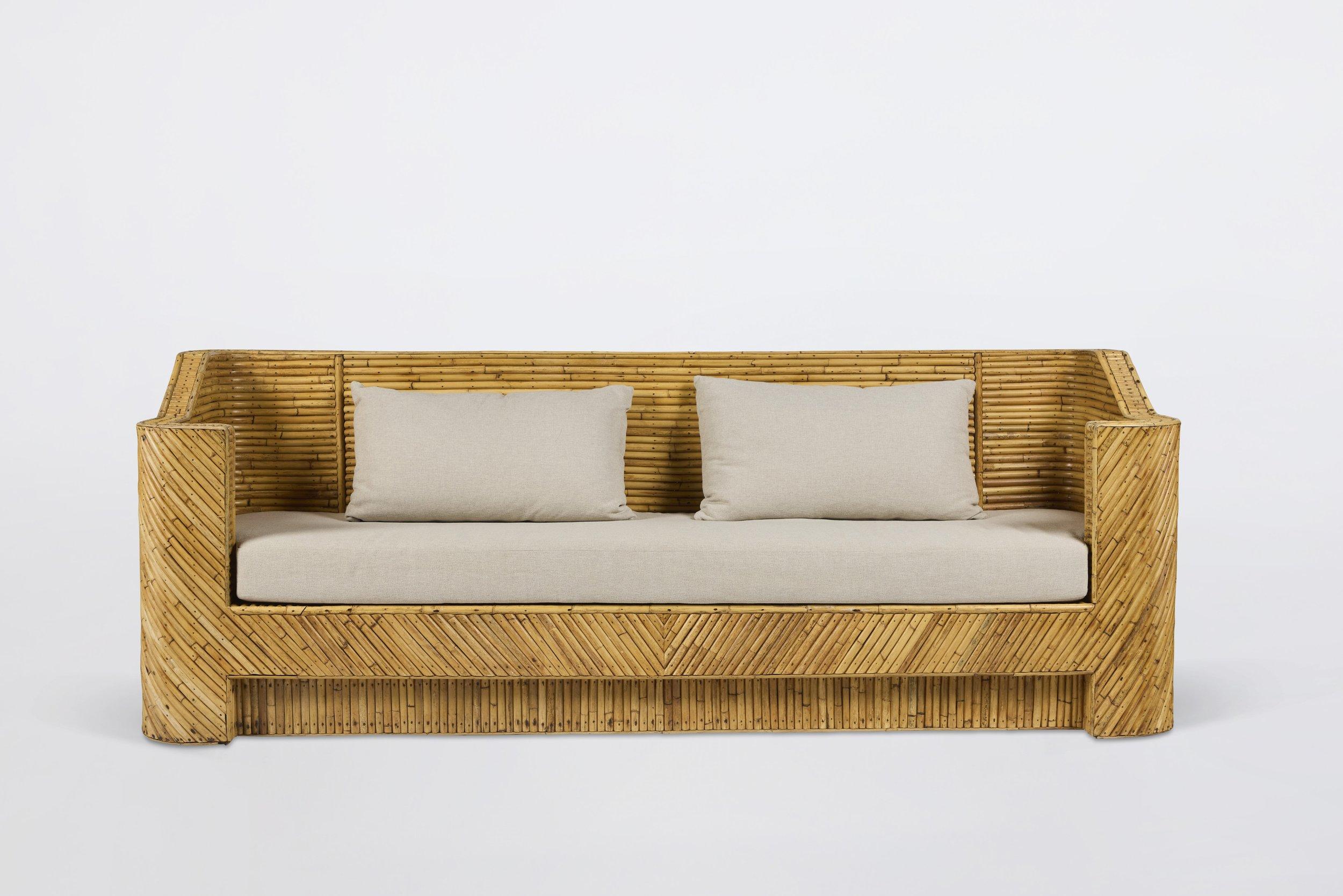  L'ensemble 3 pièces en bambou roseau comprend un canapé et deux fauteuils d'appoint. Coussins rembourrés en Perrenials haute performance, ce qui les rend optimaux pour l'extérieur. France vers les années 1970.  Remarque : veuillez couvrir
