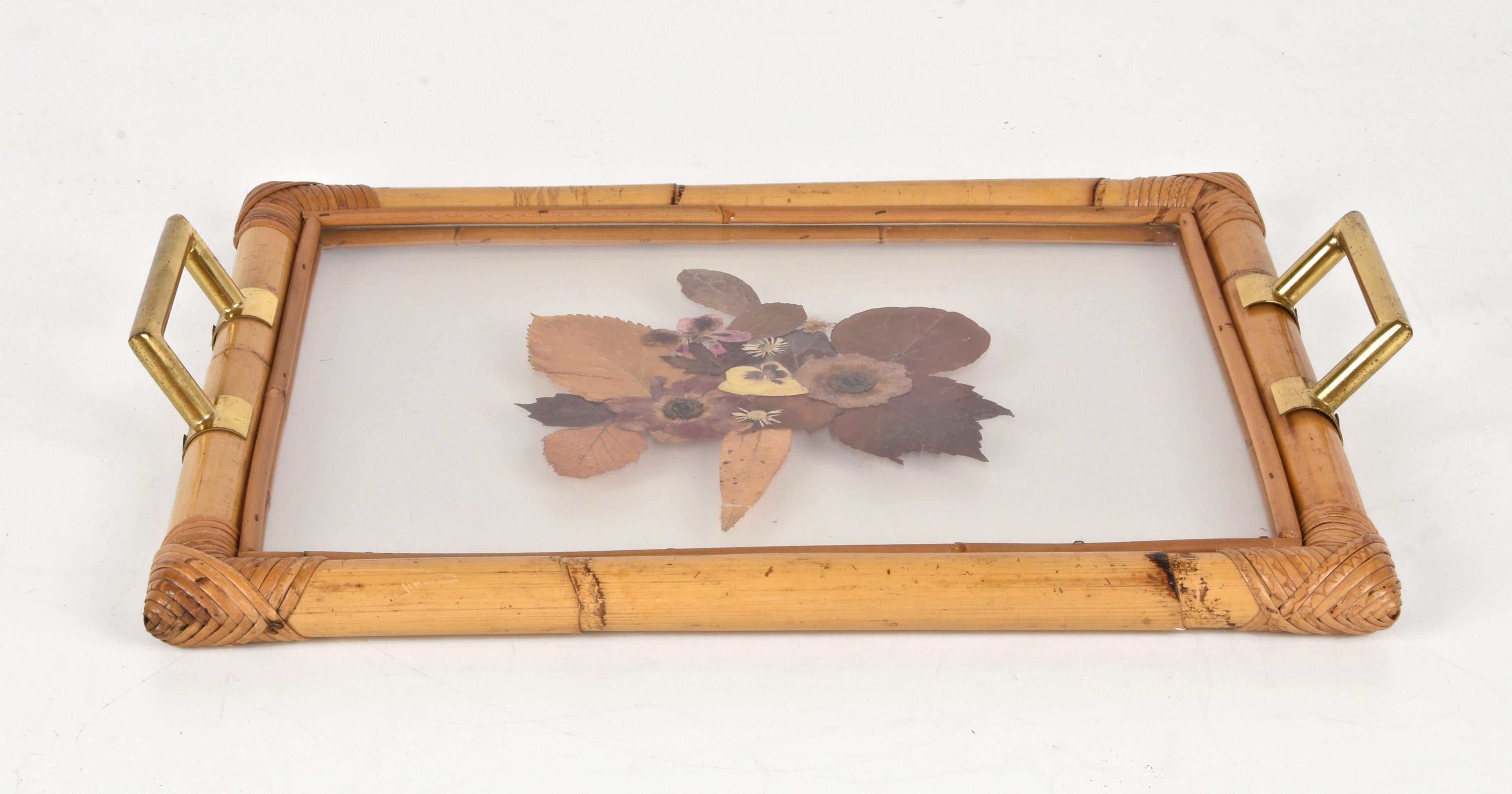Serving tray in bamboo, lucite and golden brass handles entirely handmade with a wonderful bouquet of flowers. This fantastic item was produced in Italy during the 1970s.

The materials and the uses of biological elements (bamboo and flowers) are