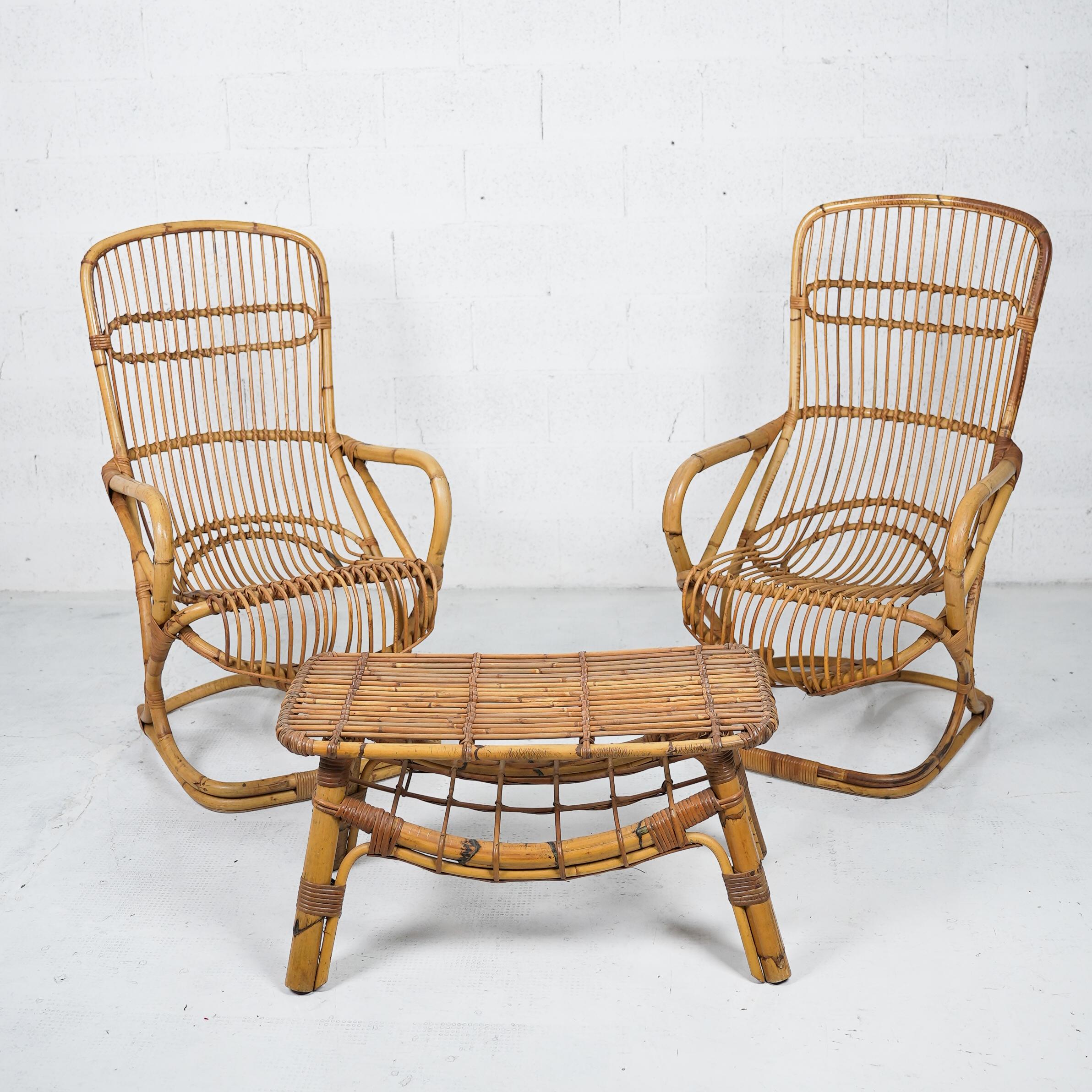 Set of 2 armchairs and a coffee table in wicker bamboo rattan and natural rattan.
This beautiful set is in excellent condition in all its parts and carries some traces of time that make it even more warm and fascinating.
Perfect for outdoors,