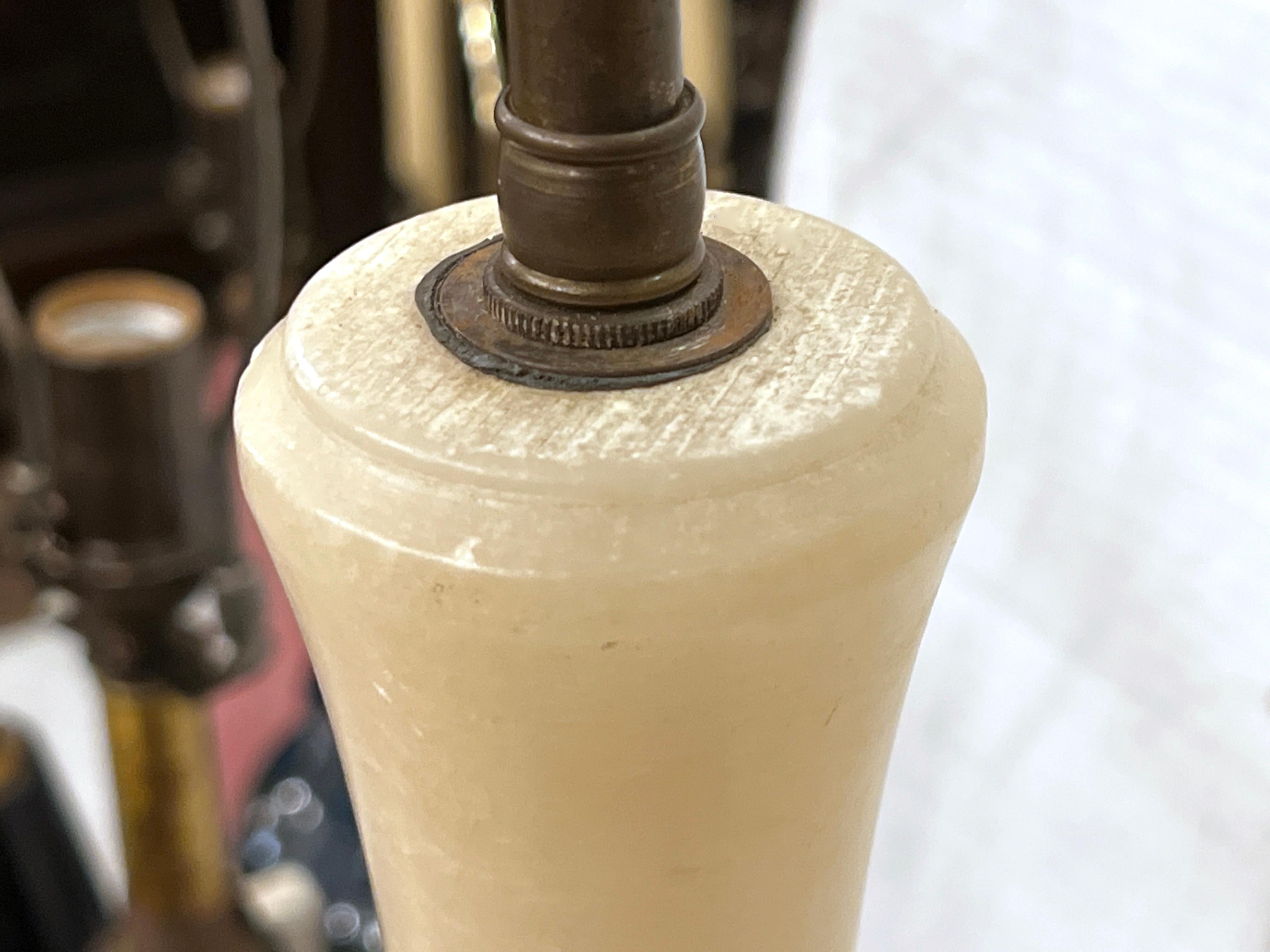 Lampada da tavolo in alabastro intagliato italiano del 1940 circa, a forma di stelo di bambù.

Misure:
Altezza della sola scocca: 28