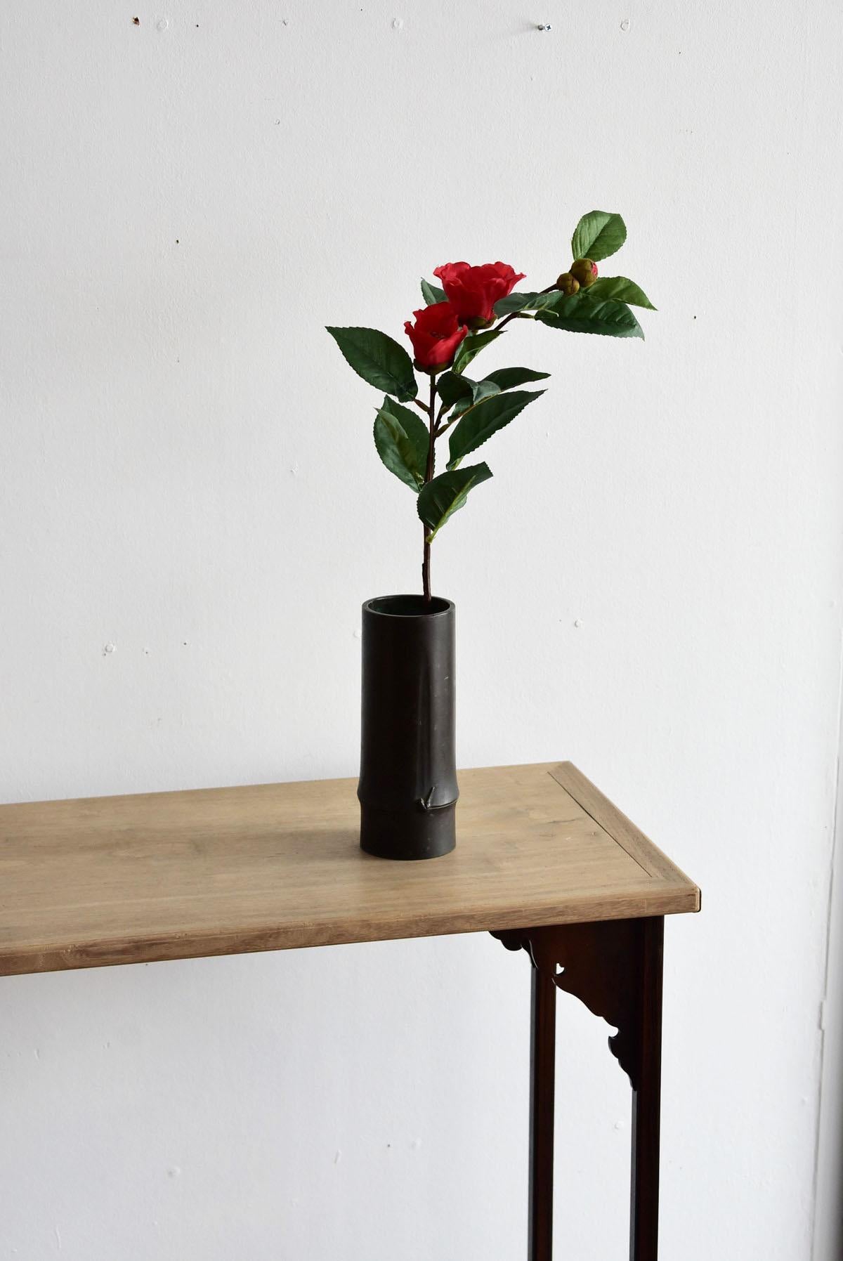 Introducing old and interesting vases in Japan.
A bamboo-shaped vase made of brass castings.
It's simple, but it's a beautiful work.
Because it is small, it can be displayed anywhere.