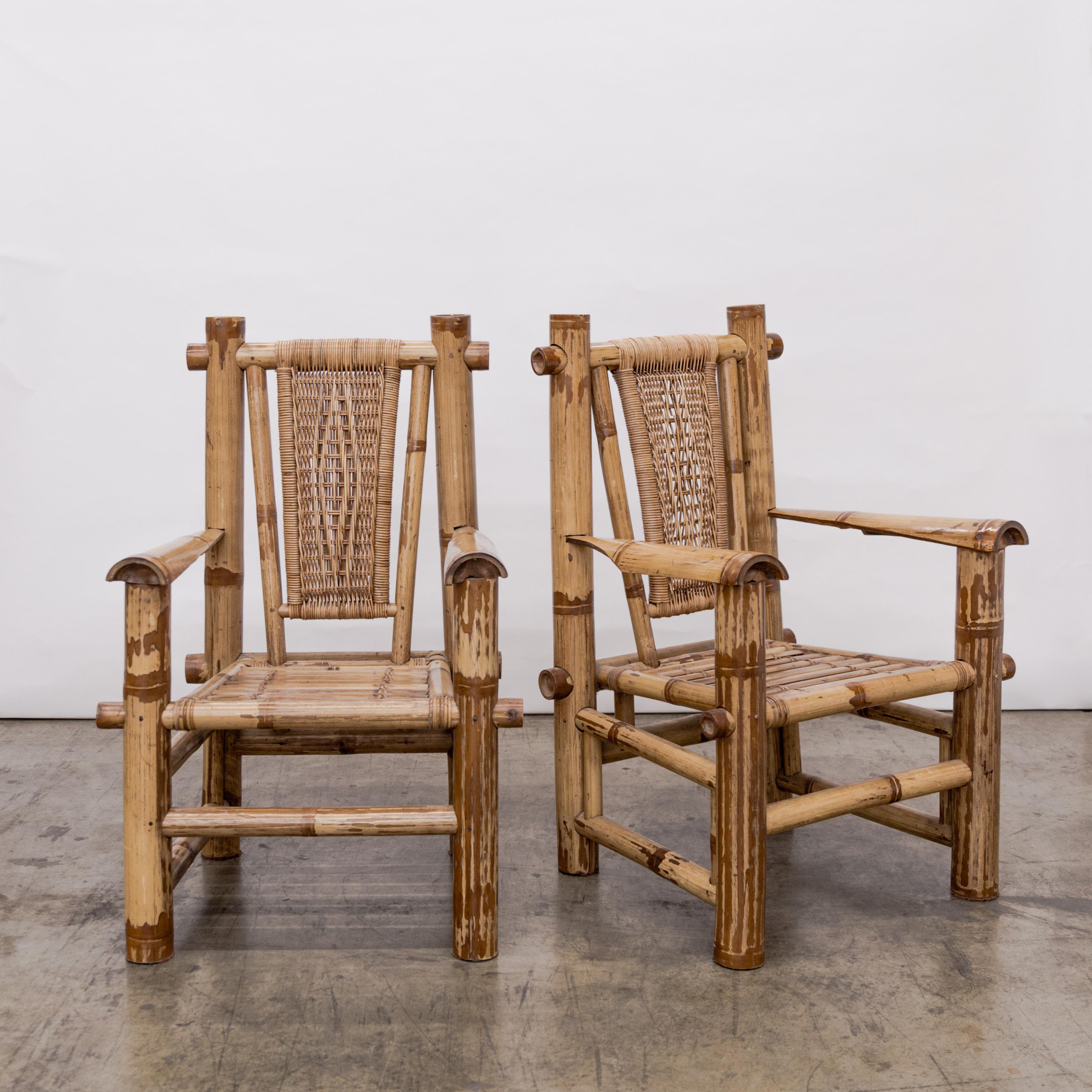Pareja de imponentes sillones primitivos con armazón de brotes de bambú y asientos y respaldos de bambú tejido partido, Francia, hacia 1950.