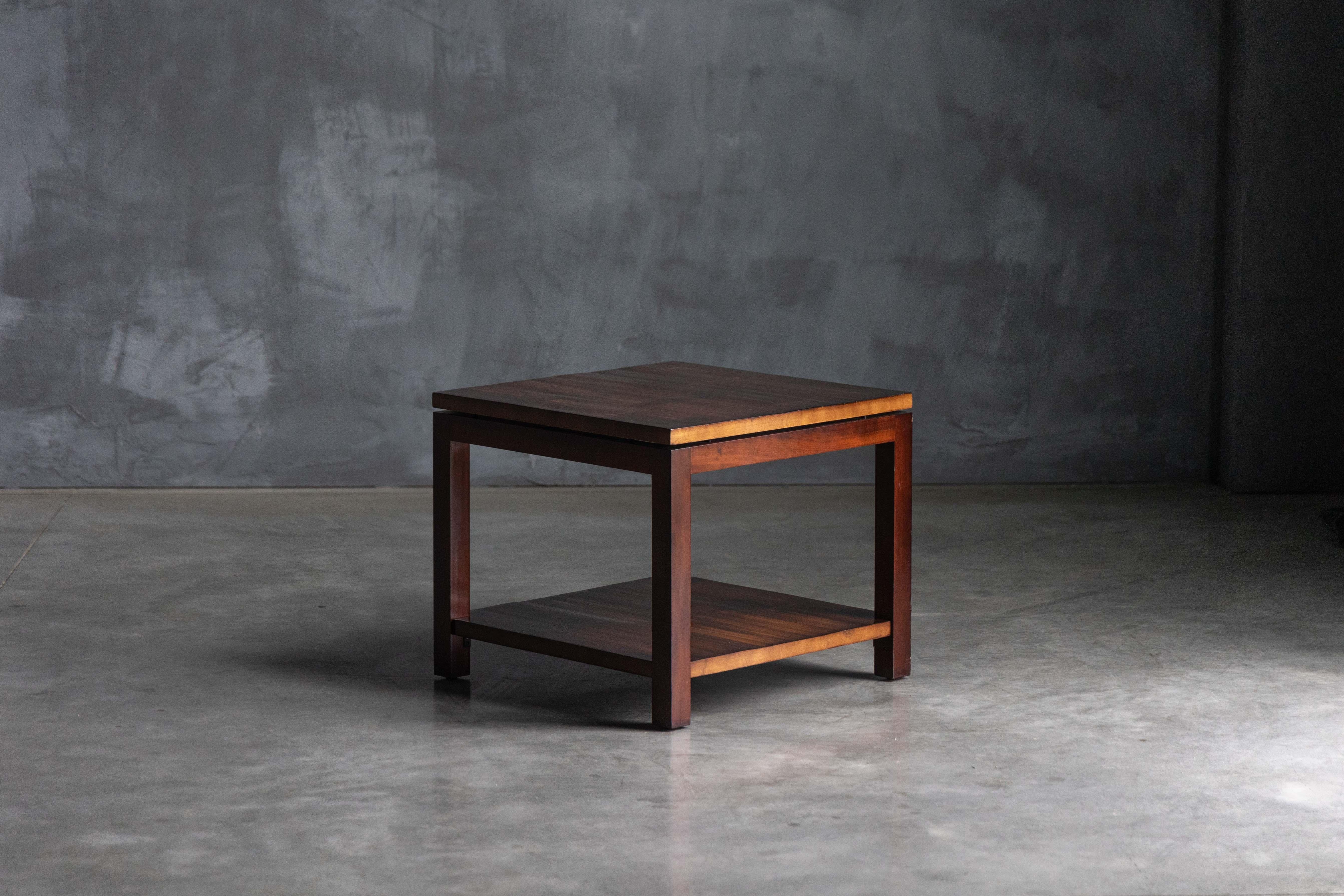 Dieser minimalistische Beistelltisch spiegelt Axel Vervoordts Beherrschung von zeitlosem Design und organischen Materialien wider. Das aus Massivholz gefertigte Regal verfügt über eine Bambusplatte und eine untere Ablage, die ihm eine subtile Textur