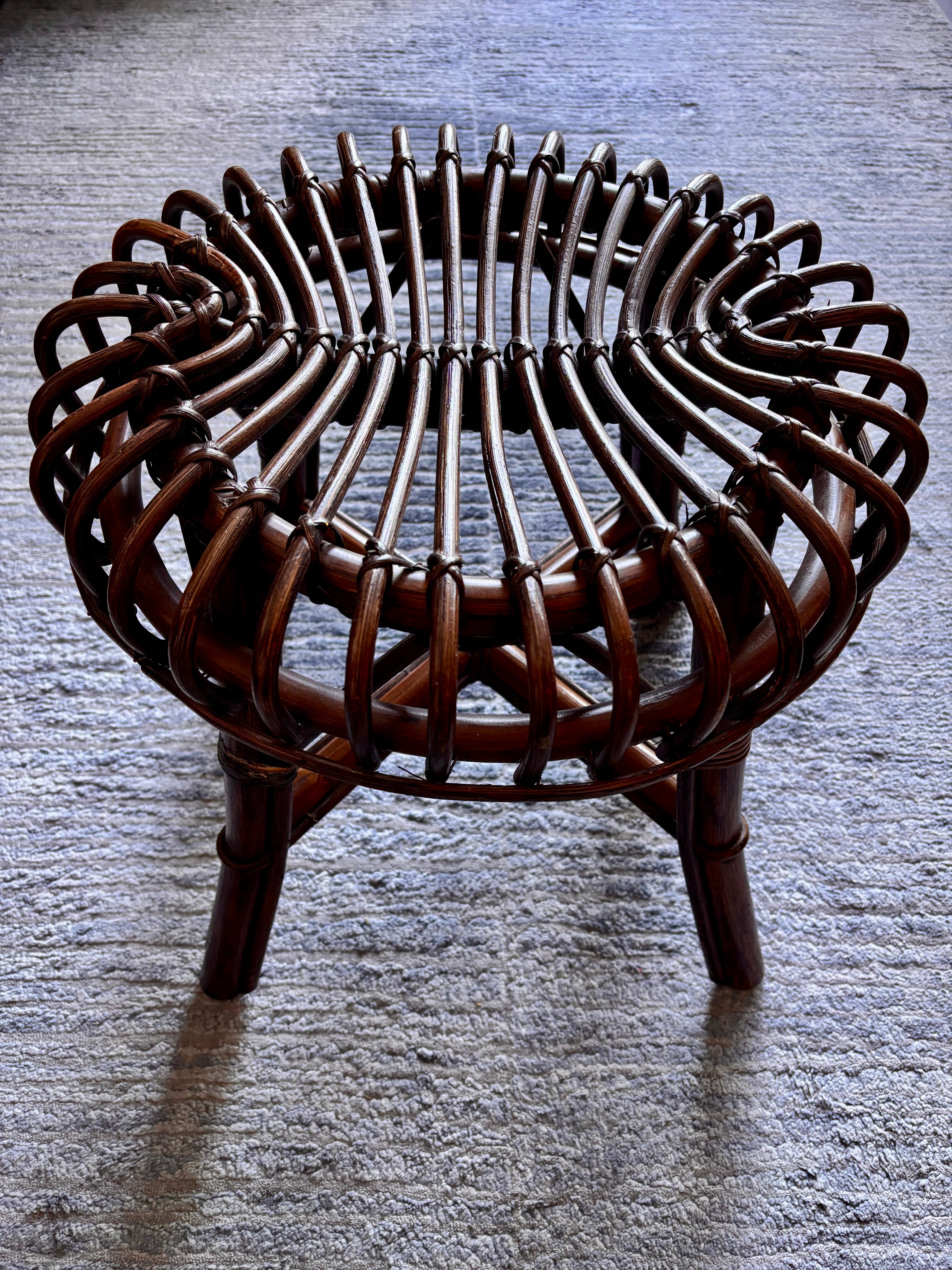 Uno sgabello in vimini e rattan della metà del secolo scorso di Franco Albini è stato realizzato in Italia negli anni '60.
Questo sgabello vintage è forte e stabile. È in buone condizioni vintage. Ci sono segni di usura; si prega di vedere le