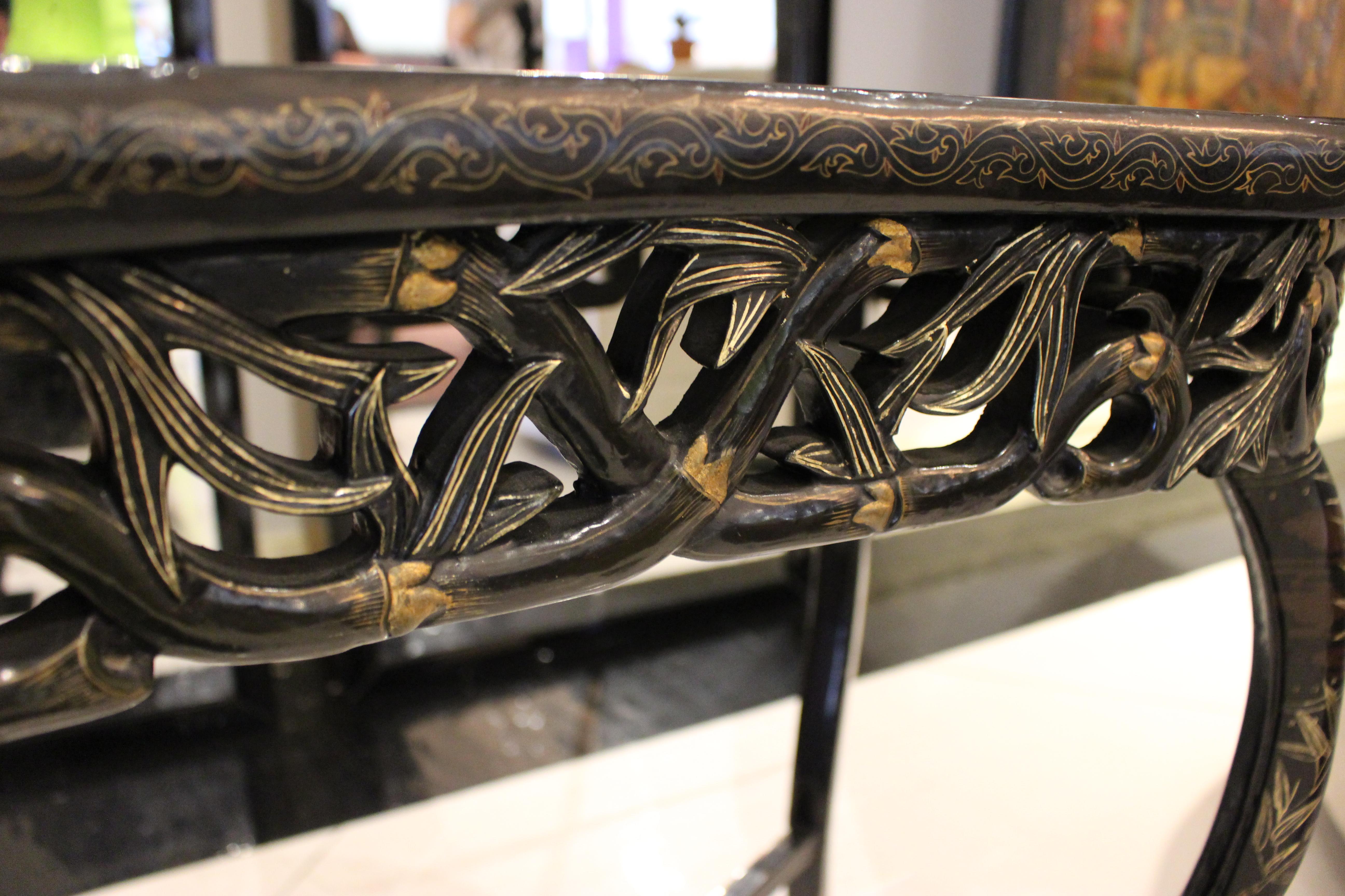Geschnitzter ebonisierter Tisch mit 4 Beinen im Bambusstil und Chinoiserie-Einrichtung im Angebot 1