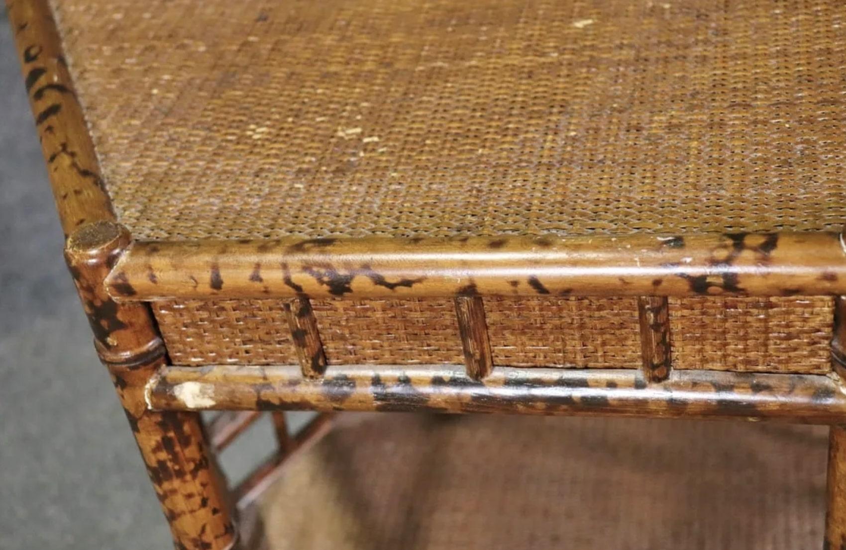 Beistelltisch aus Bambus mit sechseckiger Form. Tischplatten aus Korbgeflecht in einem Holzrahmen mit Patina.
Bitte bestätigen Sie den Standort NY oder NJ