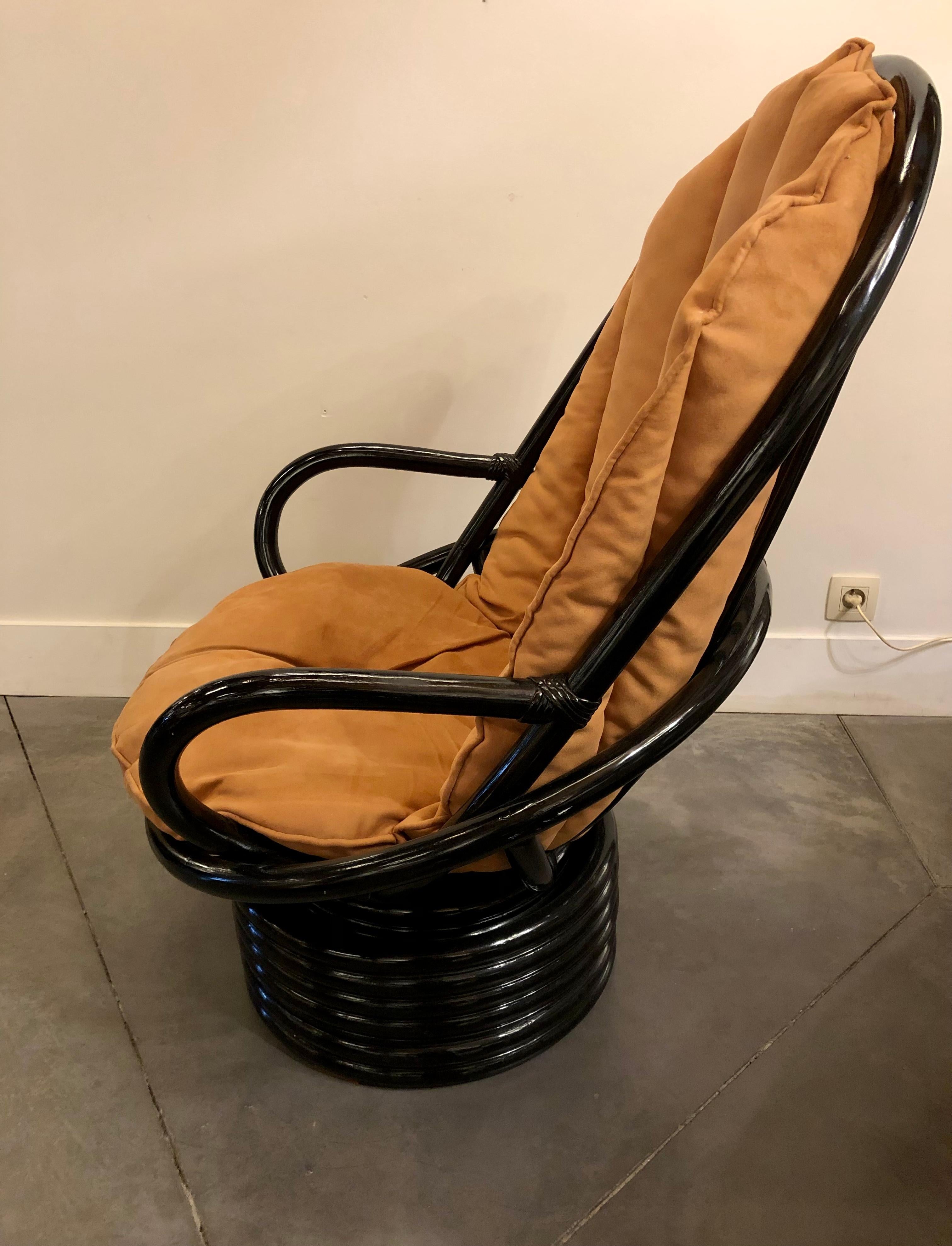 Fauteuil pivotant noir très confortable avec coussins en daim marron clair en bon état.
Il y a une éraflure dans la peinture noire sur l'arc supérieur du dossier de la chaise.