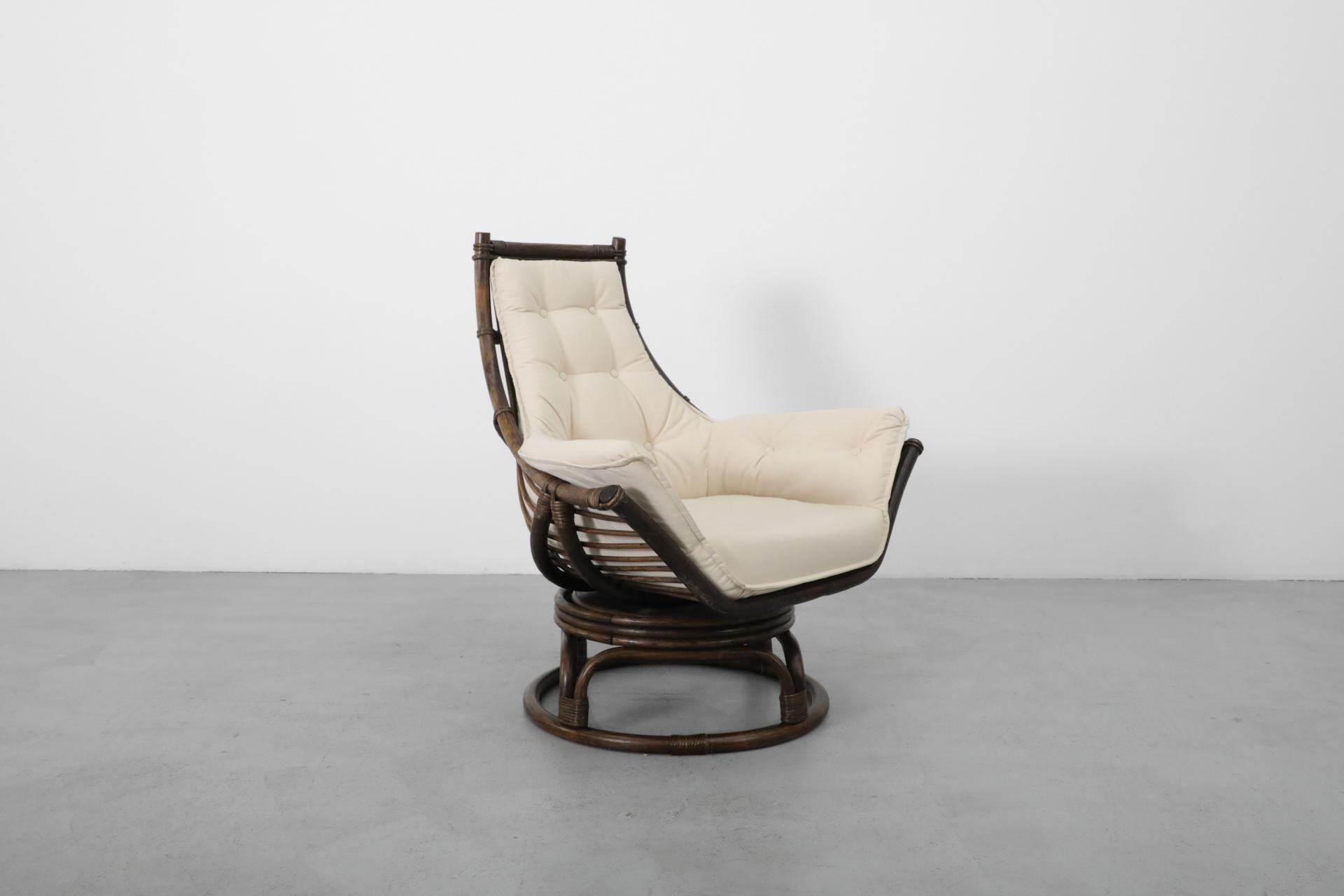 Fauteuil pivotant en bambou foncé avec coussin en toile naturelle en vente 3
