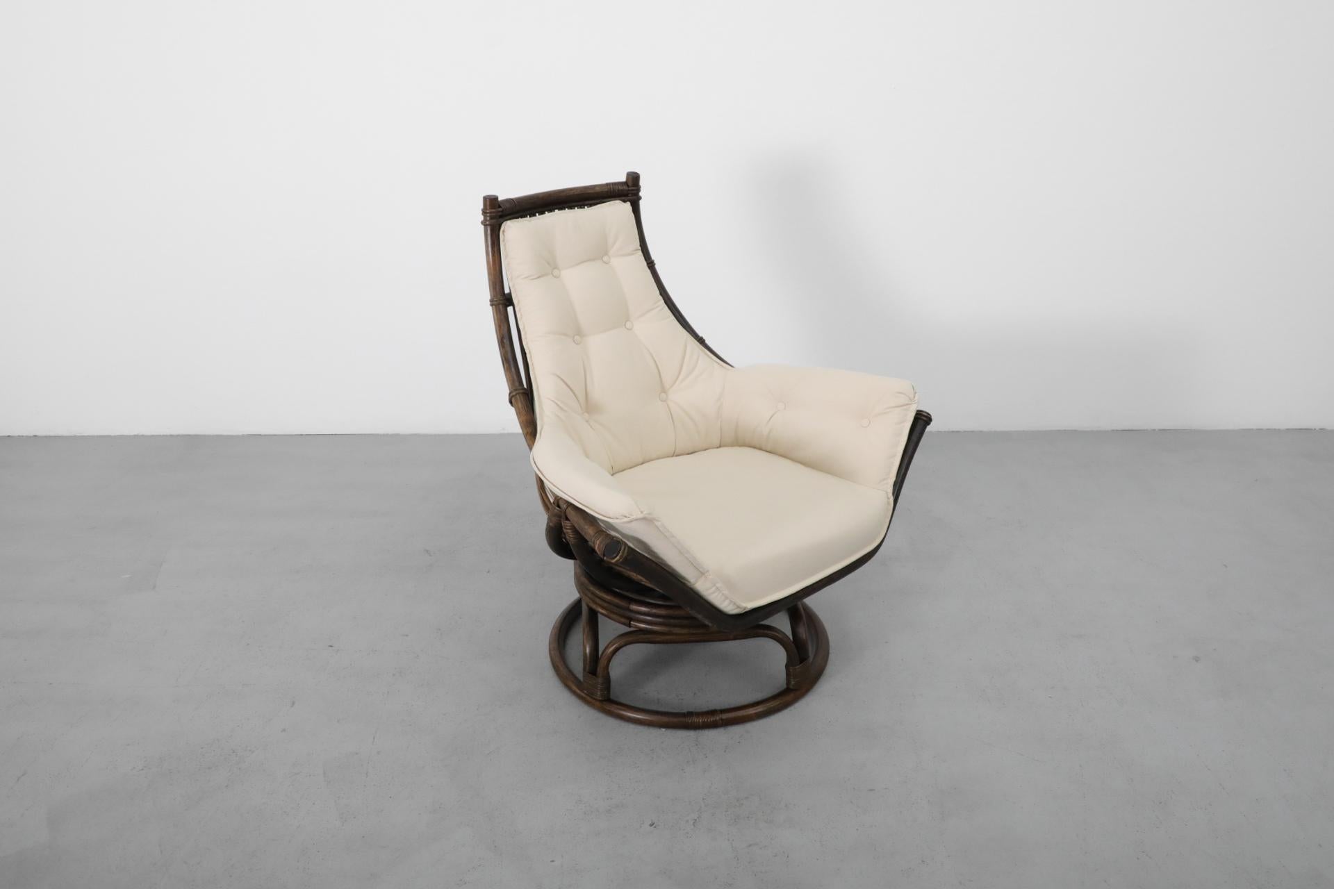 Fauteuil pivotant en bambou foncé avec coussin en toile naturelle en vente 4