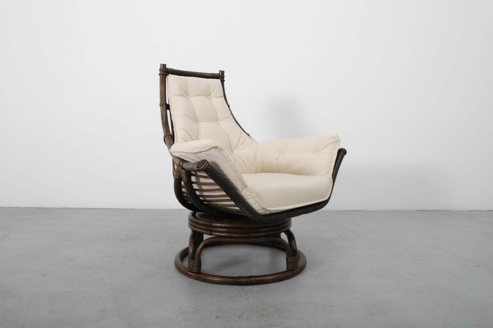 Fauteuil pivotant en bambou foncé avec coussin en toile naturelle en vente 5