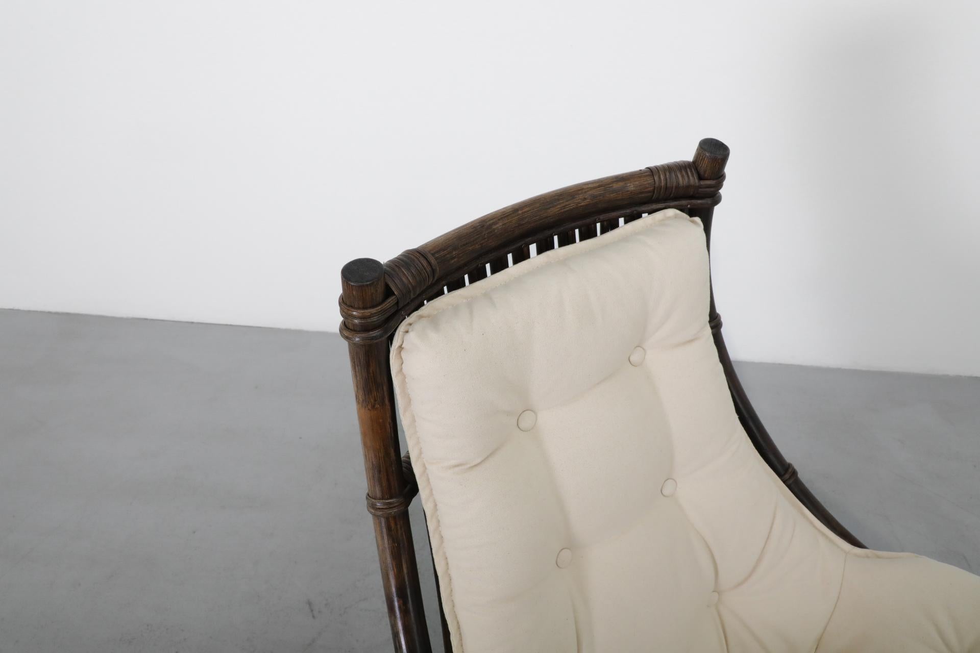 Fauteuil pivotant en bambou foncé avec coussin en toile naturelle en vente 6