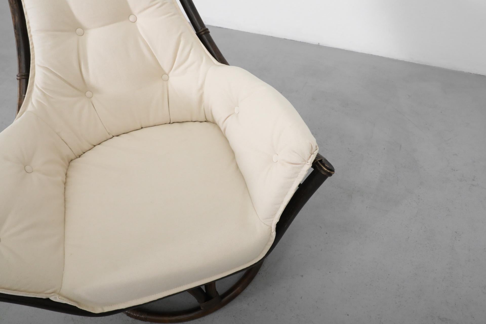 Fauteuil pivotant en bambou foncé avec coussin en toile naturelle en vente 7