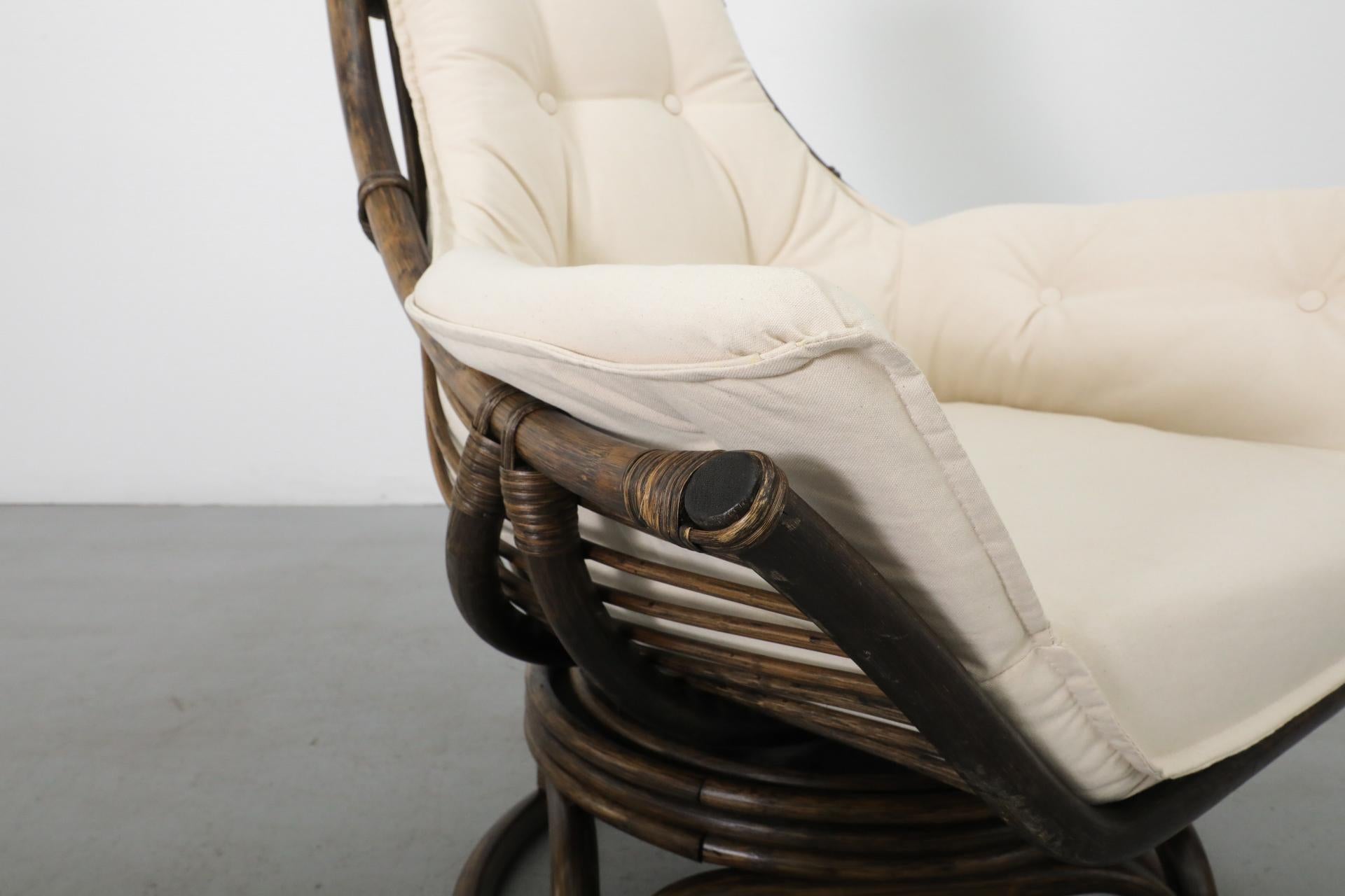 Fauteuil pivotant en bambou foncé avec coussin en toile naturelle en vente 8