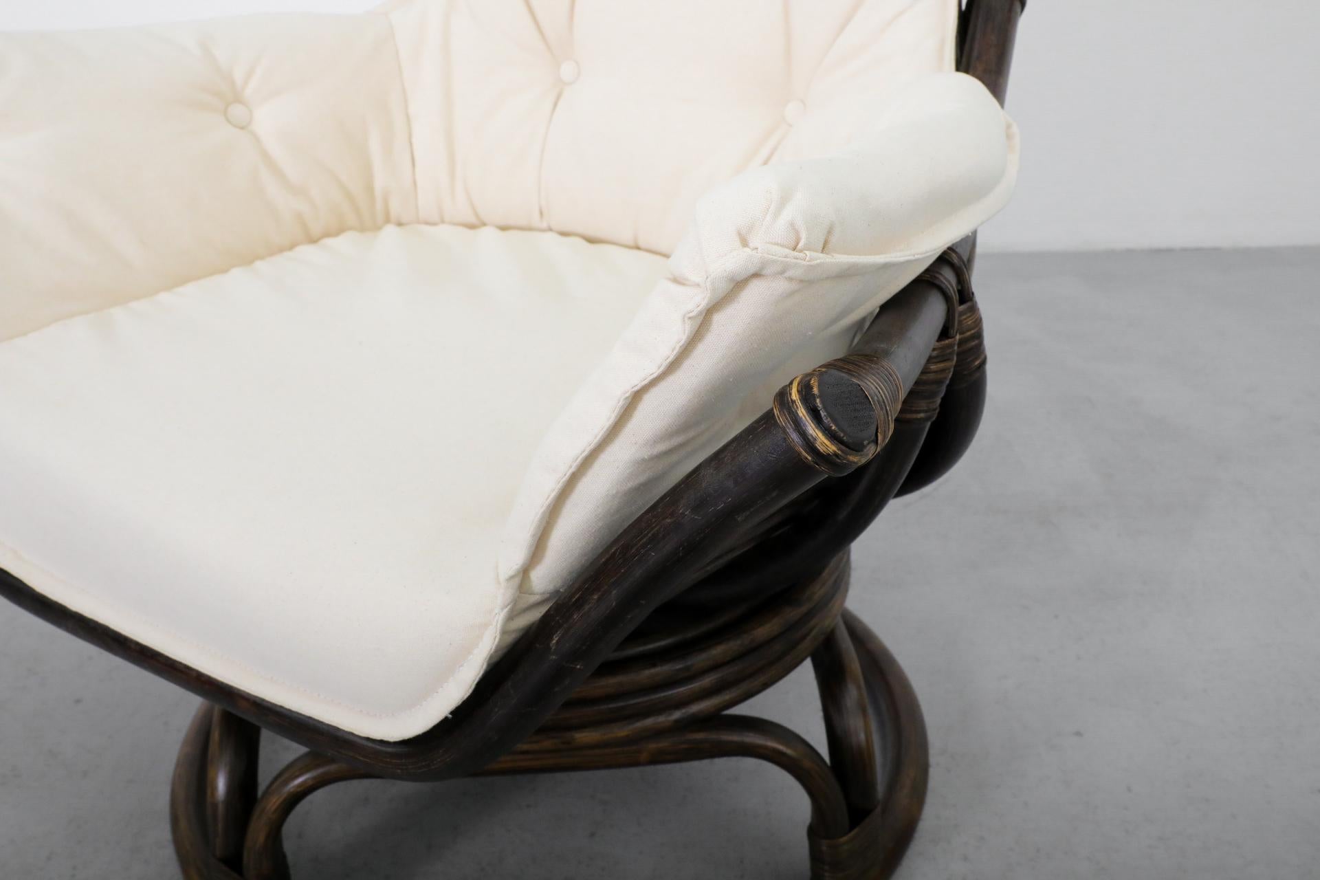 Fauteuil pivotant en bambou foncé avec coussin en toile naturelle en vente 9