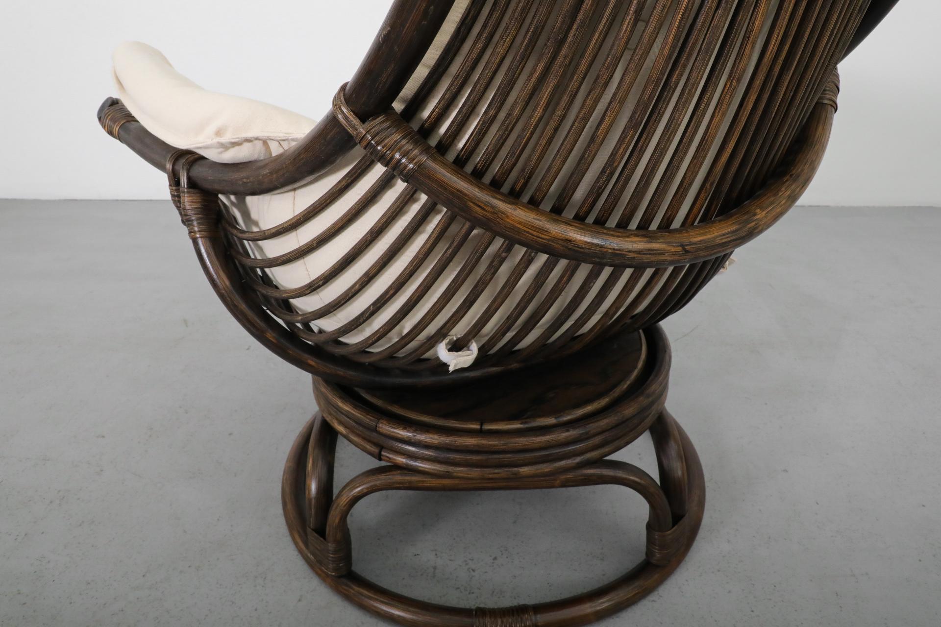 Fauteuil pivotant en bambou foncé avec coussin en toile naturelle en vente 10